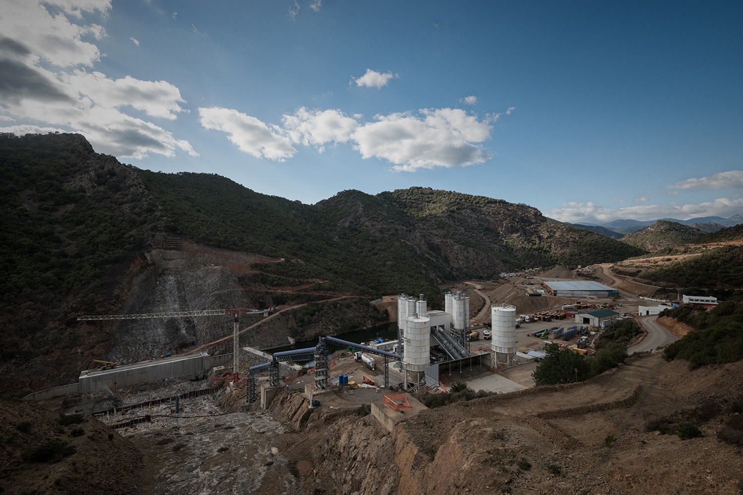 La diga di Monte Nieddu – Is Canargius, in territorio Sa Stria, progettata nel 1960, i cui lavori dovrebbero concludersi nel 2020, con i suoi 35 milioni di metri cubi d’acqua avrebbe garantito uno sviluppo complementare a quello industriale.  Sarroc