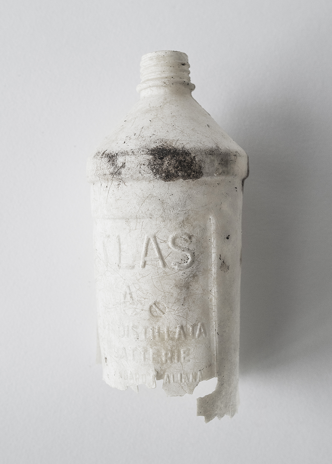  42° 06’ 20’’ N,15° 29’ 05” E, Cala delle Roselle, Isole Tremiti   Bottiglia di acqua distillata. Tempo di decomposizione 1000 anni. 