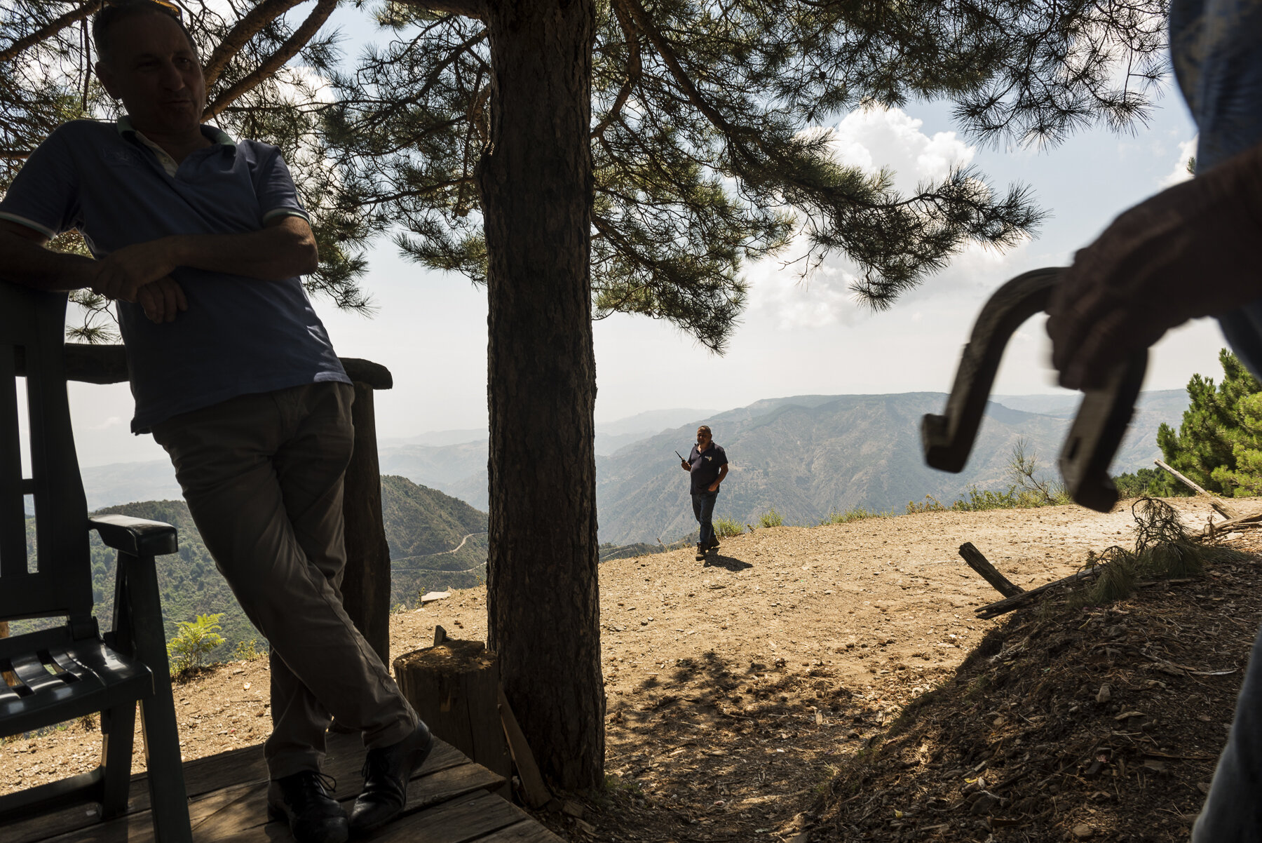  Tre dipendenti di Calabria Verde svolgono attività di avvistamento nel punto di vedetta sopra Roghudi Vecchio, il 7 agosto 2018.© JACOPO LA FORGIA / MICHELE SPATARI 