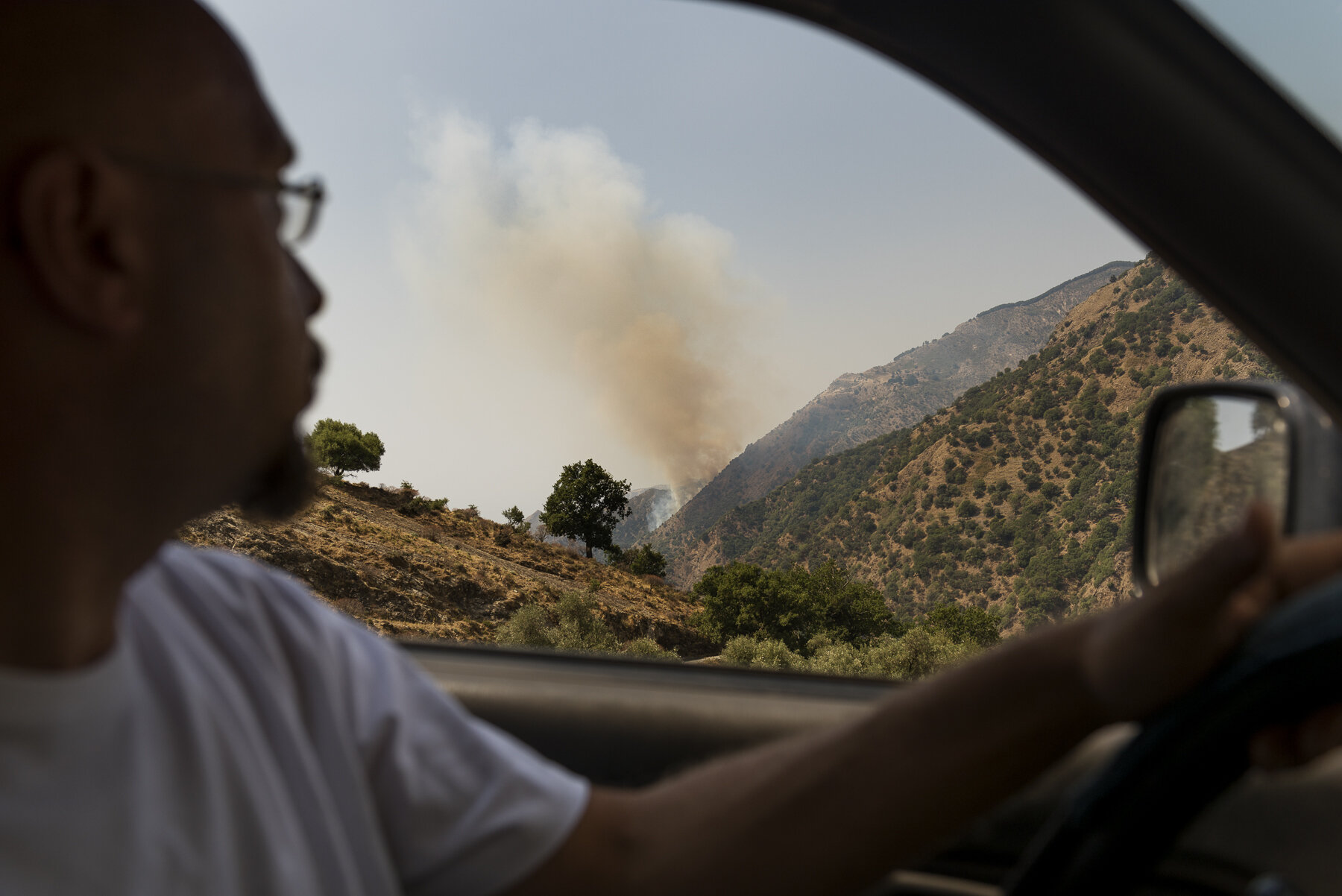  Salvatore Natoli (42), volontario di una cooperativa di antincendio boschivo, avvista un incendio nei pressi di Roghudi Vecchio, ai confini del Parco Nazionale dell'Aspromonte, 2 agosto 2018.Salvatore è a capo di una cooperativa che coordina una ven