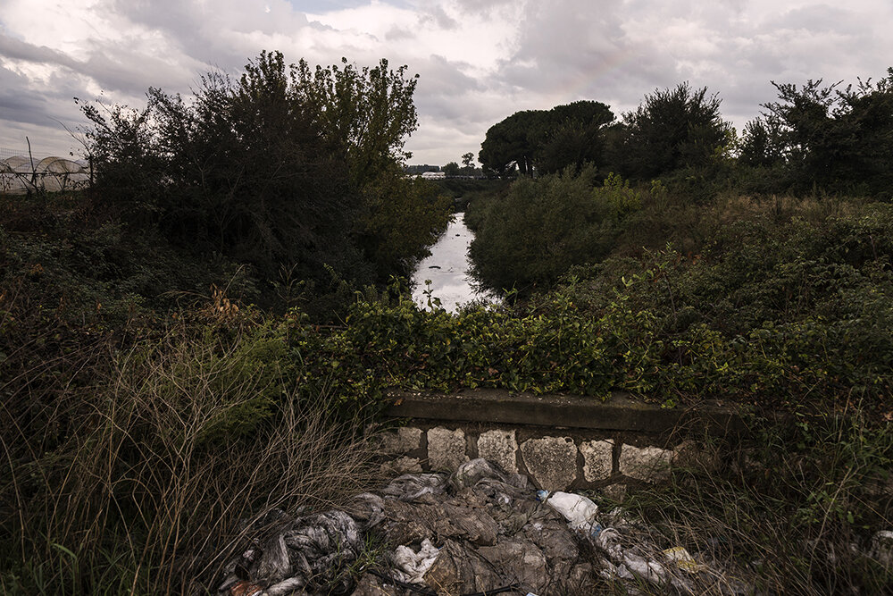  Caivano (NA), 2019Il Lagno Vecchio dal ponte di CarbonaraQuesta fitta rete di canali noti dall’età Borbonica con il nome di Regi Lagni rappresentava un’opera di avanguardia idrogeologica. Nati con lo scopo di prevenire inondazioni e tenere a disposi