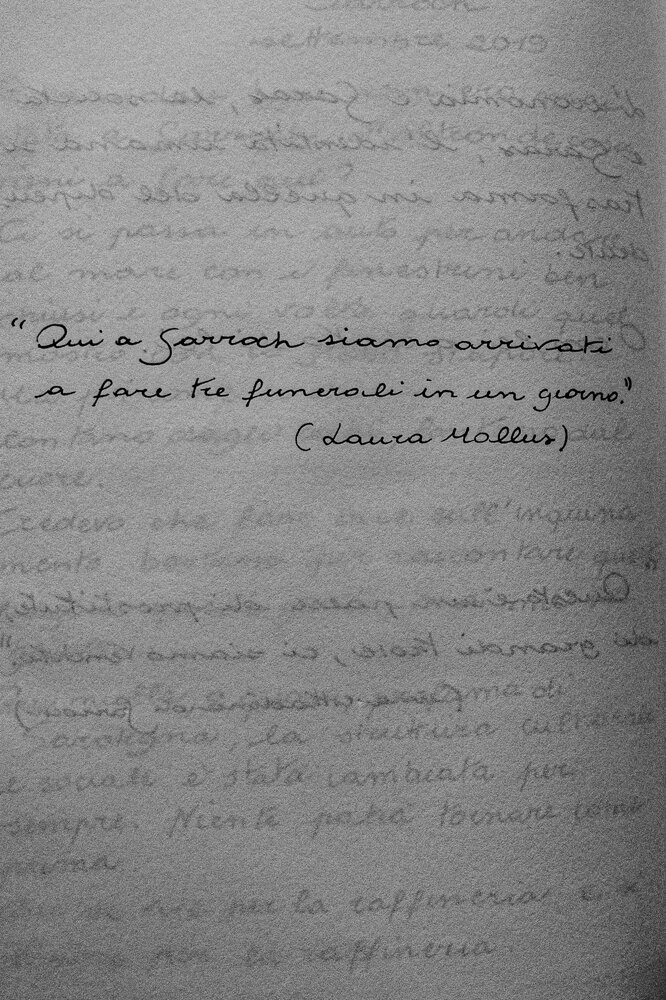  Laura Mallus,  maestra della scuola d’infanzia di Sarroch, ha perso entrambe  le cugine malate di leucemia, avevano 11 e 29 anni.Le sue dichiarazioni sono molto forti, e spesso contestate. Sostiene che  Sarroch viva legata ad un sistema camorristico