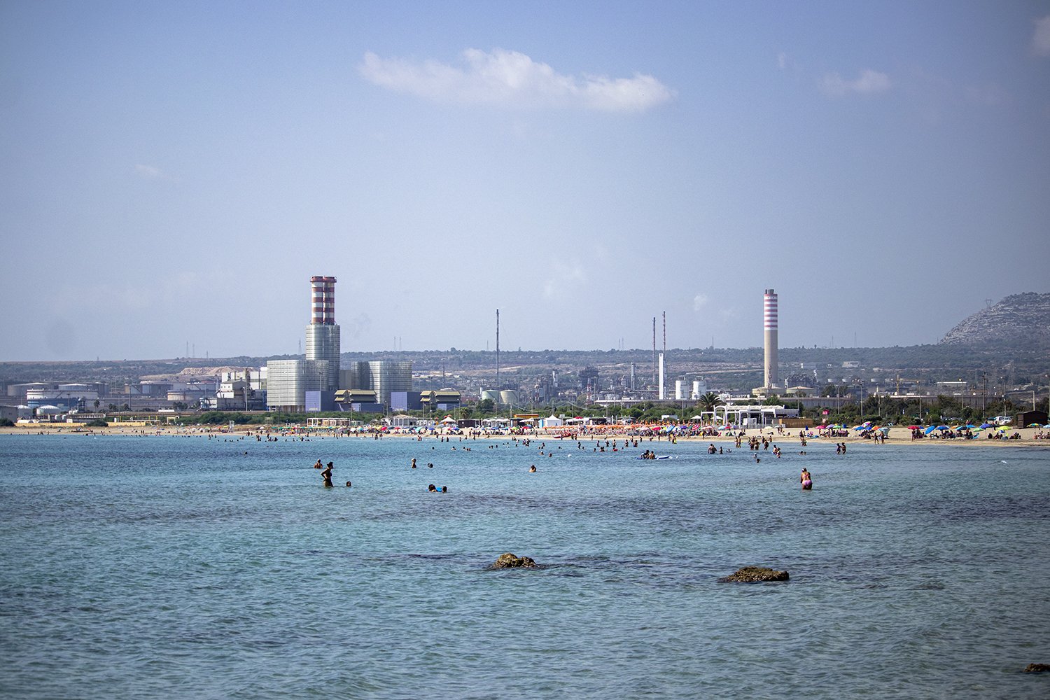  Spiaggia di Marina di Priolo, un litorale lungo circa 3 km, in parte libera ed in parte occupata da stabilimenti turistici. Al centro di continue diatribe e polemiche sulla effettiva balneabilità, a pochi passi l’uno dall’altro si alternano cartelli