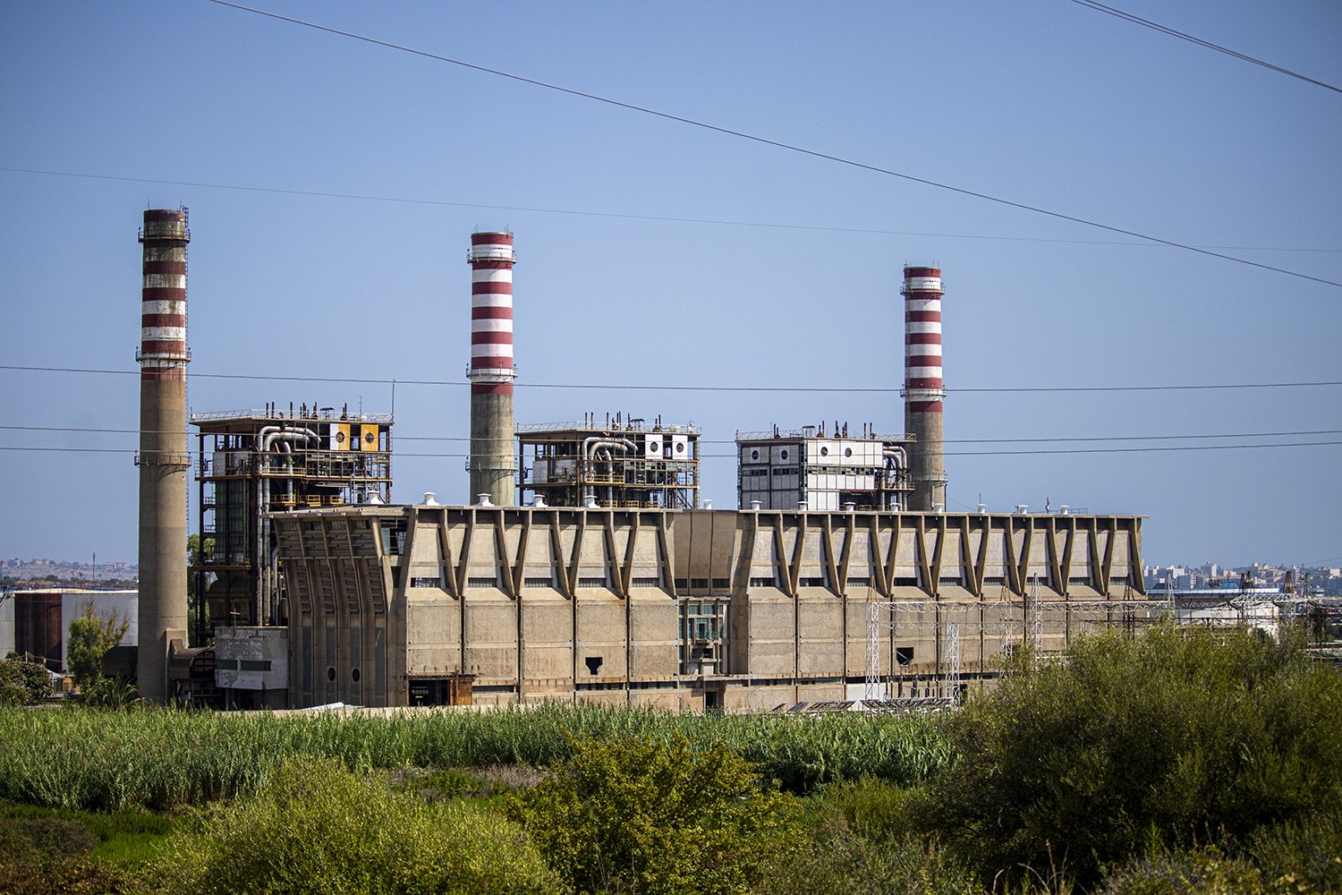  Centrale termoelettrica Enel, della Società Tifeo consociata della SGES (Società Generale Elettrica Siciliana). Simbolo dello sviluppo industriale del Mezzogiorno, venne progettata negli anni Cinquanta e tutt’oggi integra è studiata per la sua quali