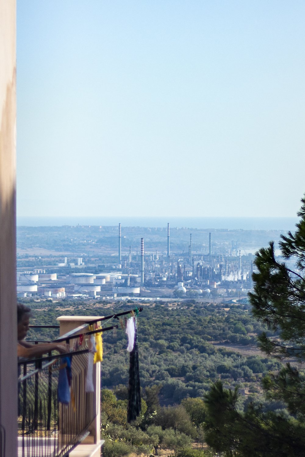  Vista sulla zona industriale da un'abitazione all’ingresso di Melilli (Siracusa), settembre 2022.  