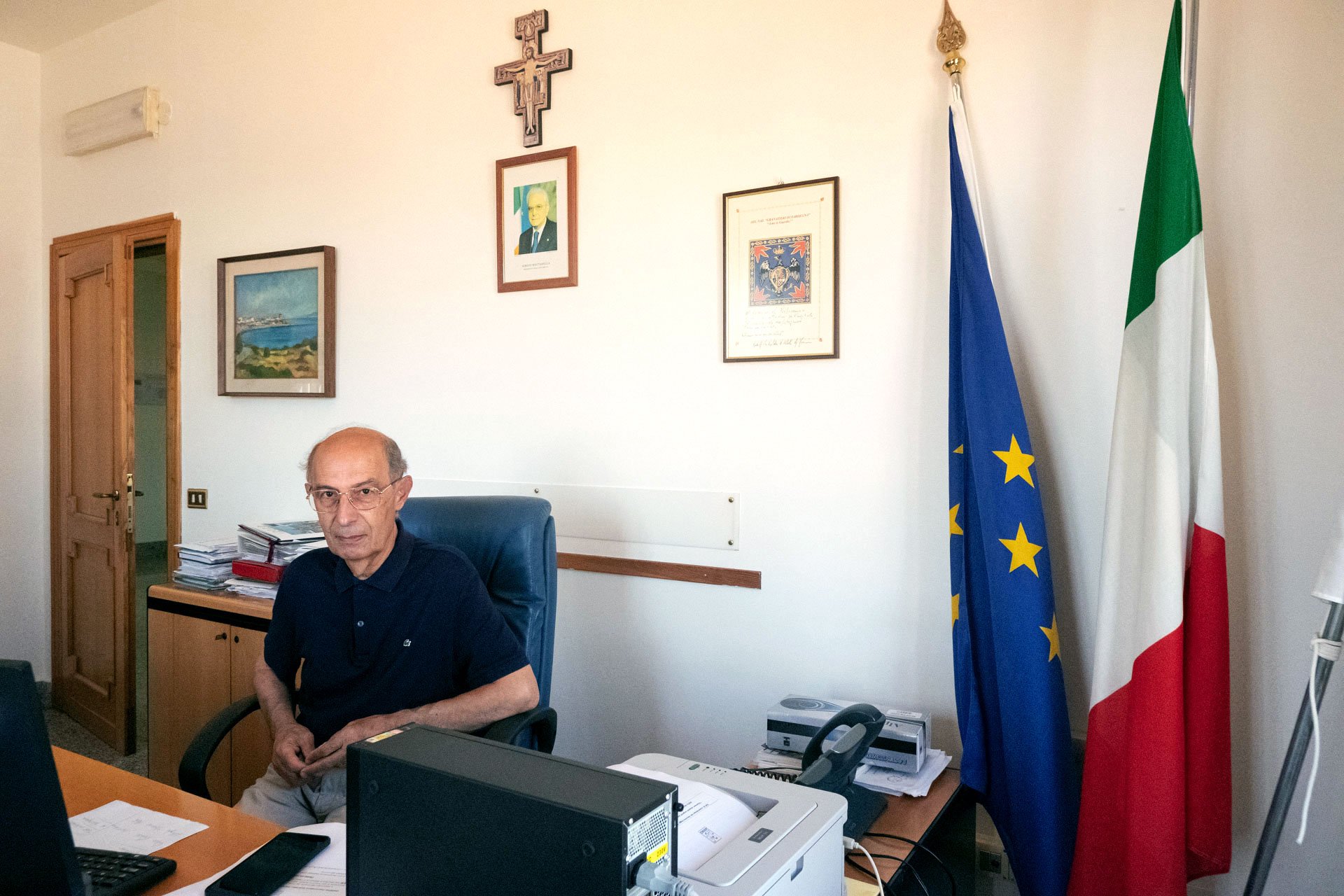  Ignazio Aztori, medico e sindaco di Portoscuso nel suo ufficio comunale. “Il nostro territorio è stato dichiarato zona ad alto rischio di crisi ambientale nel 1990. C'è stato poi un piano di disinquinamento che solo in parte è stato realizzato per r