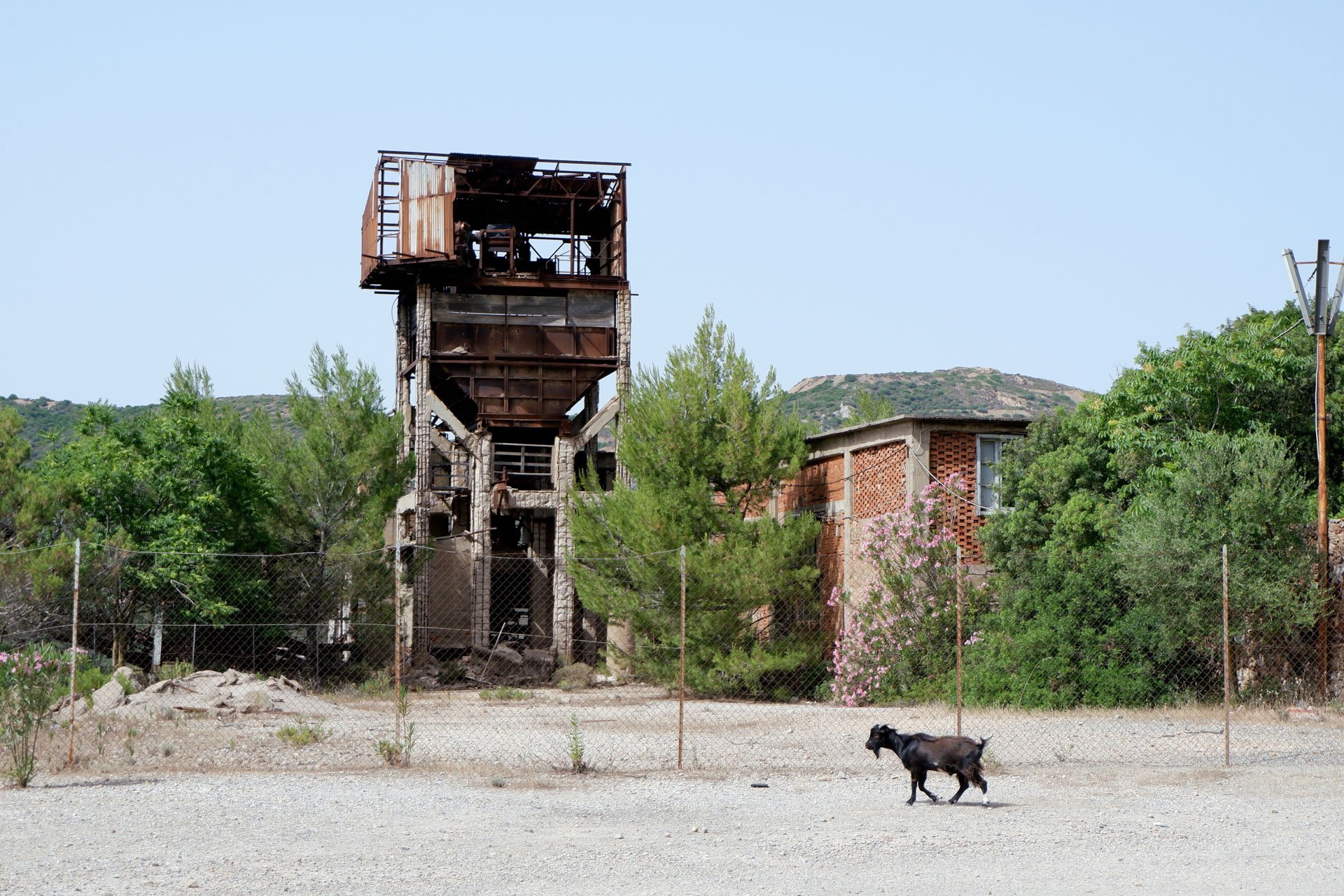  Uno degli impianti dismessi del sito minerario di San Giovanni Miniera. “Questo territorio ha l'area SIN tra I più importanti d'Italia. Tra l'altro con una peculiarità che é quella che ha due tipi di aree inquinate: una di tipo industriale e l'altra