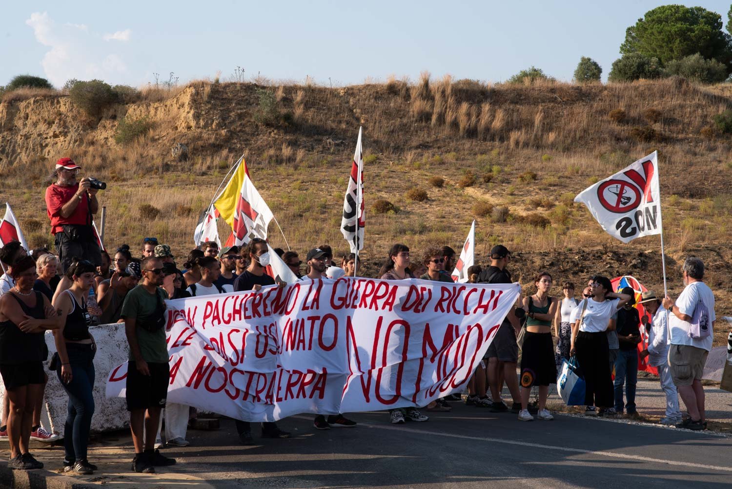  Manifestazione NoMuos davanti alla base militare. Il movimento si definisce ambientalista e       antimilitarista. Niscemi (Caltanissetta), agosto 2022 