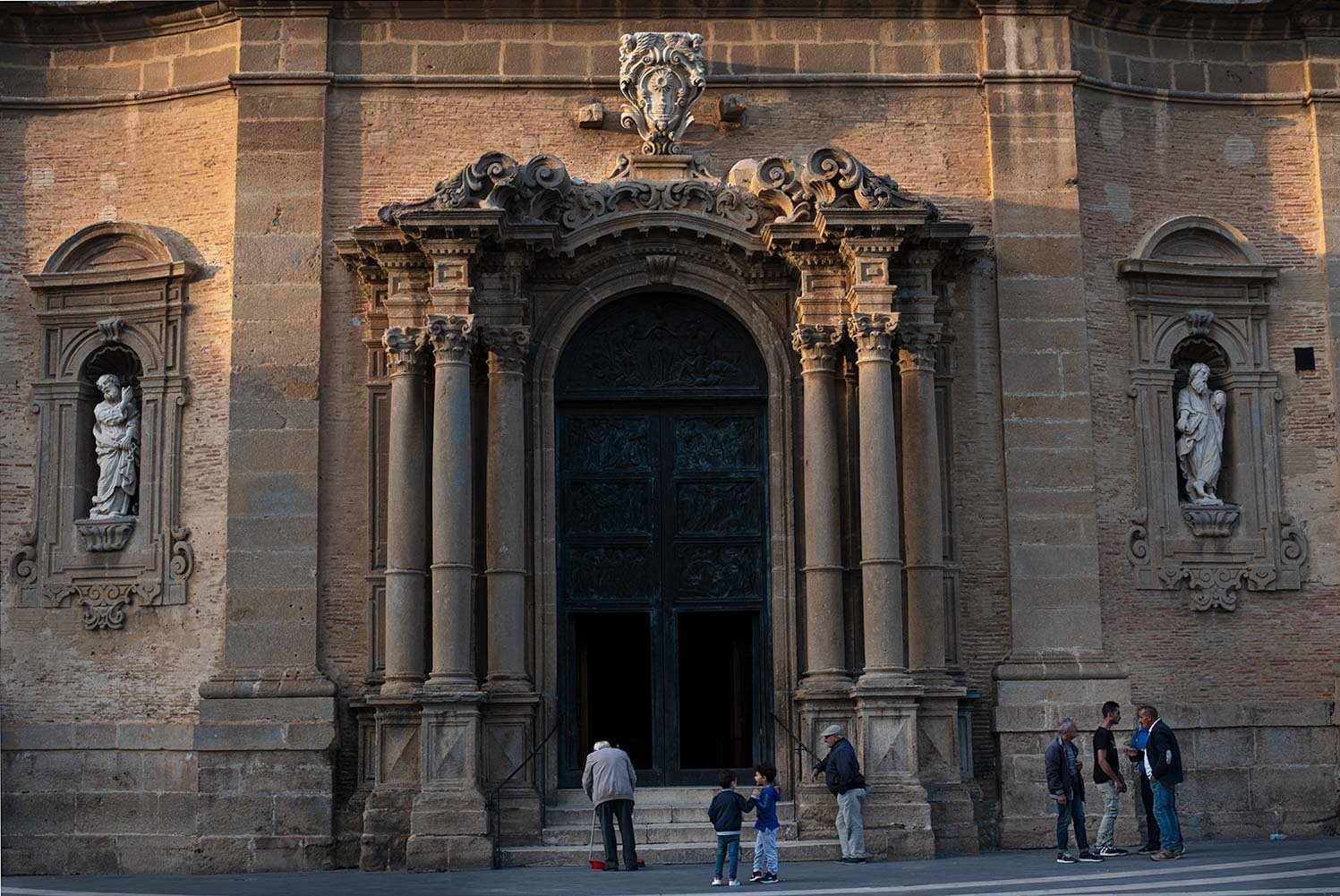  Portale d’ingresso della chiesa di Santa Maria d’Itria nella piazza principale del paese. Niscemi (Caltanissetta), ottobre 2022. 