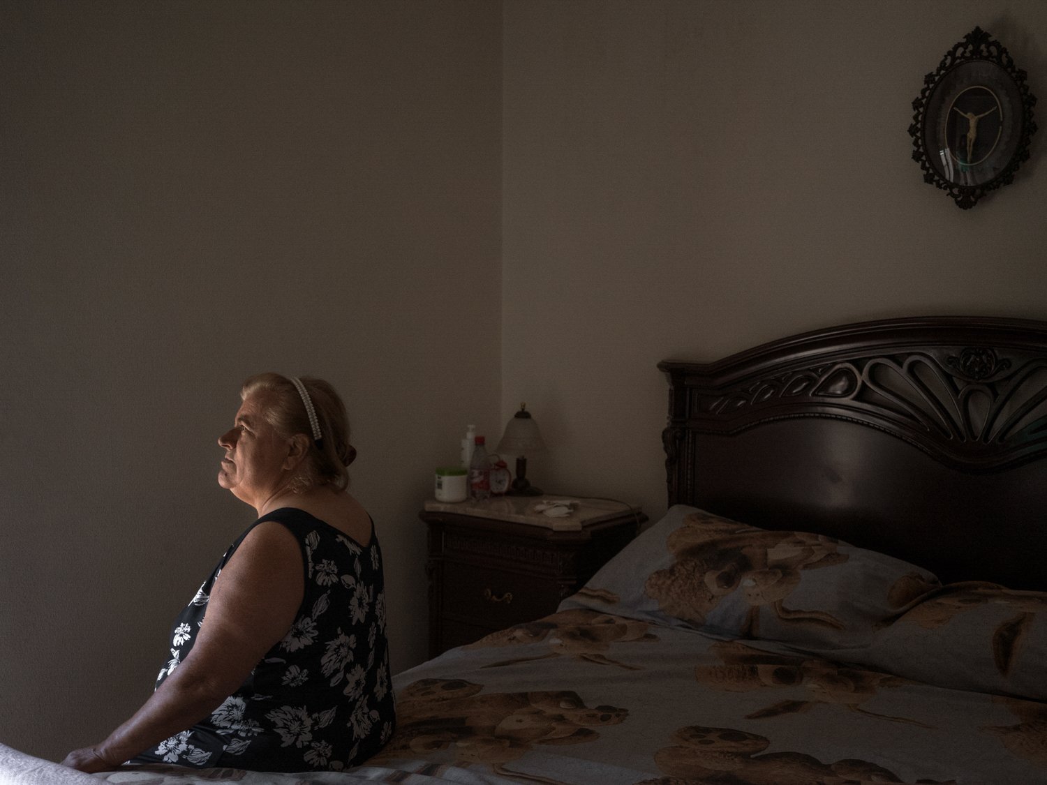  Rosa Bianco, 74 anni, nella sua camera da letto, a Terzigno. Rosa è malata di leucemia cronica e nel 2012 ha iniziato il censimento dei malati oncologici della sua zona, per dimostrare la correlazione tra insorgenza di tumori e la vicinanza con la e