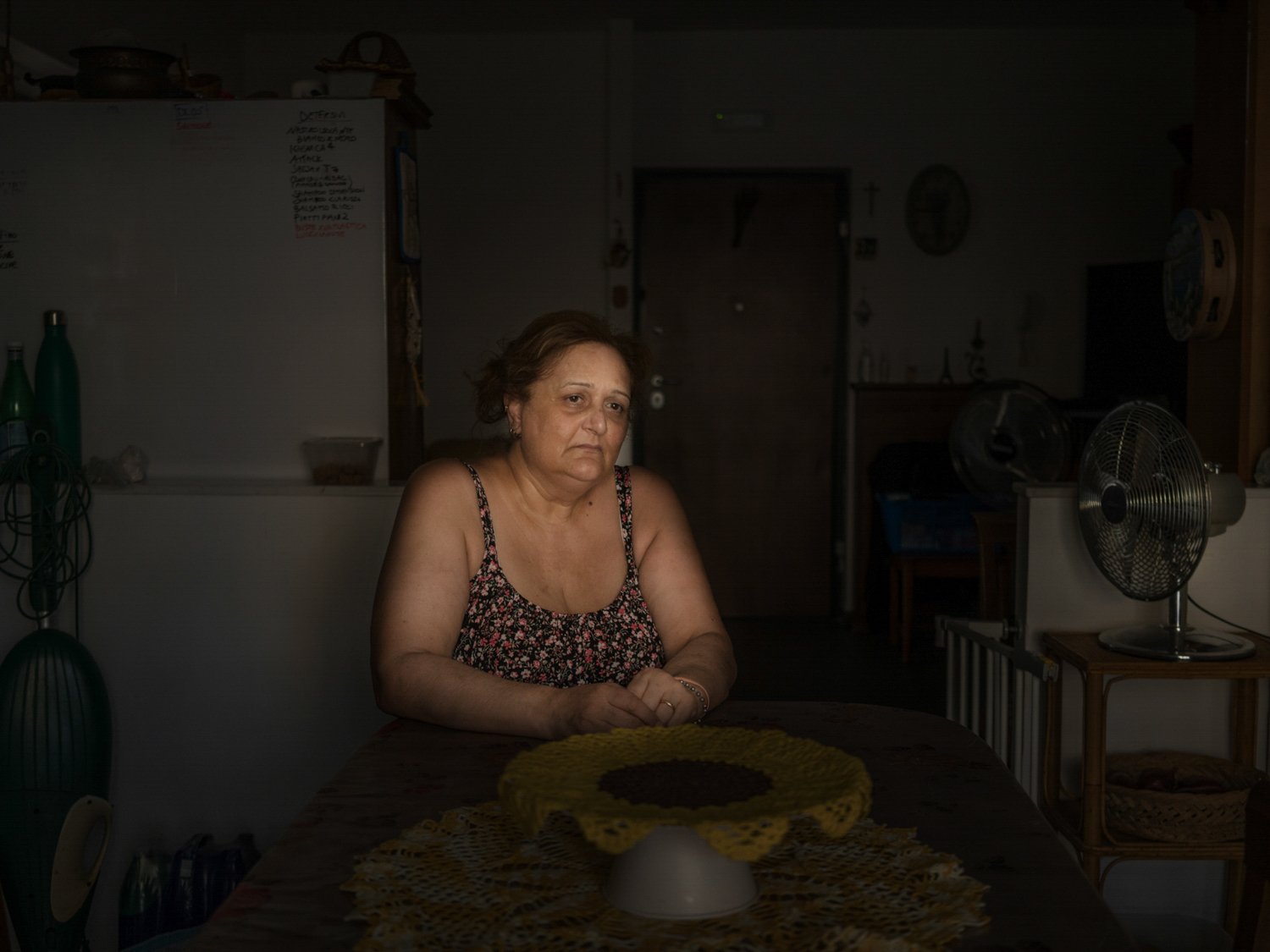  Paola Cipolletta, 58 anni, nella sala da pranzo della sua abitazione a Mugnano, Napoli. Dal 2016 lotta con un tumore al colon e altre patologie tumorali insorte successivamente al fegato e ai polmoni. Un’analisi tossicologica sul suo sangue ha evide