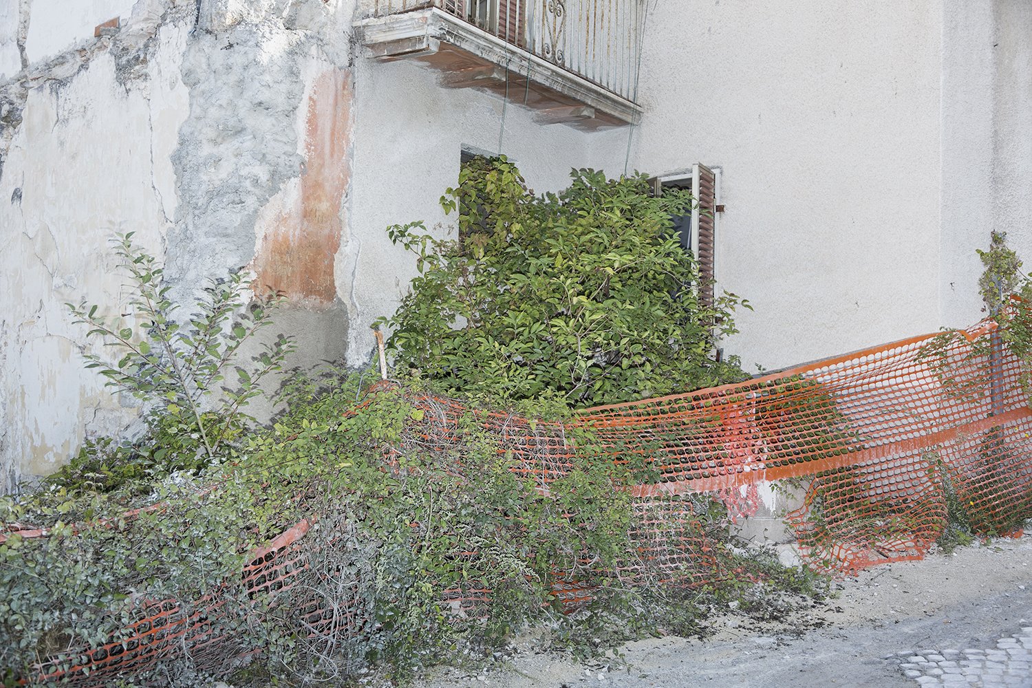  Edificio di proprietà comunale abbandonato all’incuria.L’Aquila, ottobre 2022. 