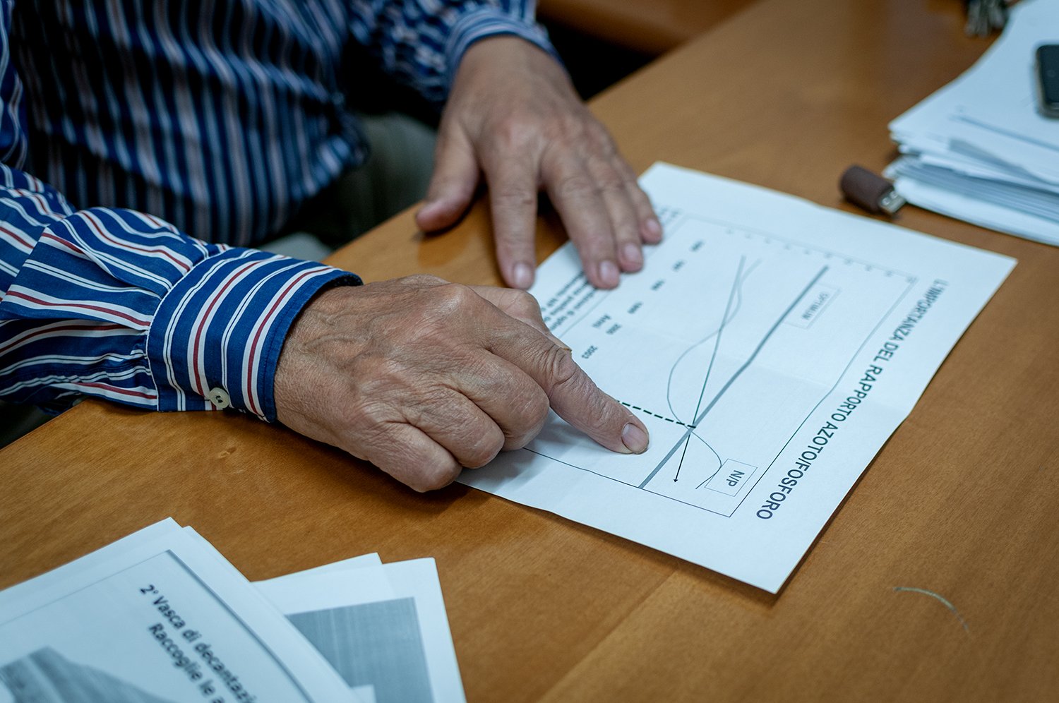  Il professor Nascetti mostra un grafico dove risulta quanto il rapporto azoto/fosforo sia notevolmente aumentato, favorendo lo sviluppo della planktothrix rubescens, un’alga tossica pericolosa per la salute della popolazione. Tarquinia (Viterbo), ot