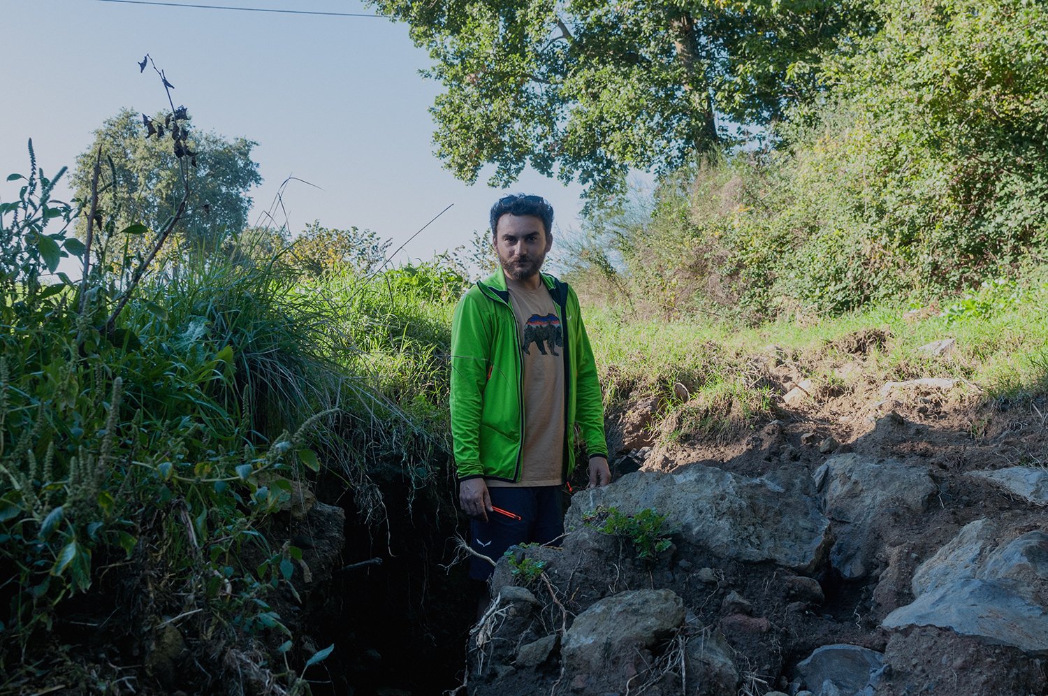  Gabriele Antoniella, agronomo e presidente del Biodistretto del Lago di Bolsena, mostra come nella zona la coltivazione di noccioleti abbia causato l’erosione del terreno. Sugano (Terni), ottobre 2022.  