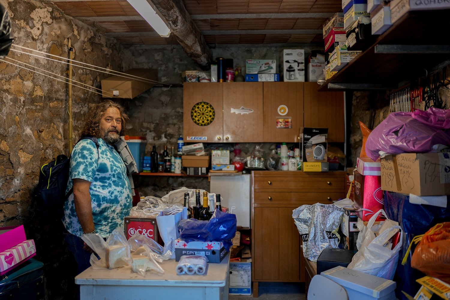  Corrado Ghezzi nel ripostiglio di casa, dove conserva vecchie foto del padre, Antonio, venuto a mancare due anni fa per un tumore ai polmoni. Antonio Ghezzi ha lavorato per più di vent’anni nello stabilimento di Papigno e, stando al parere dei medic