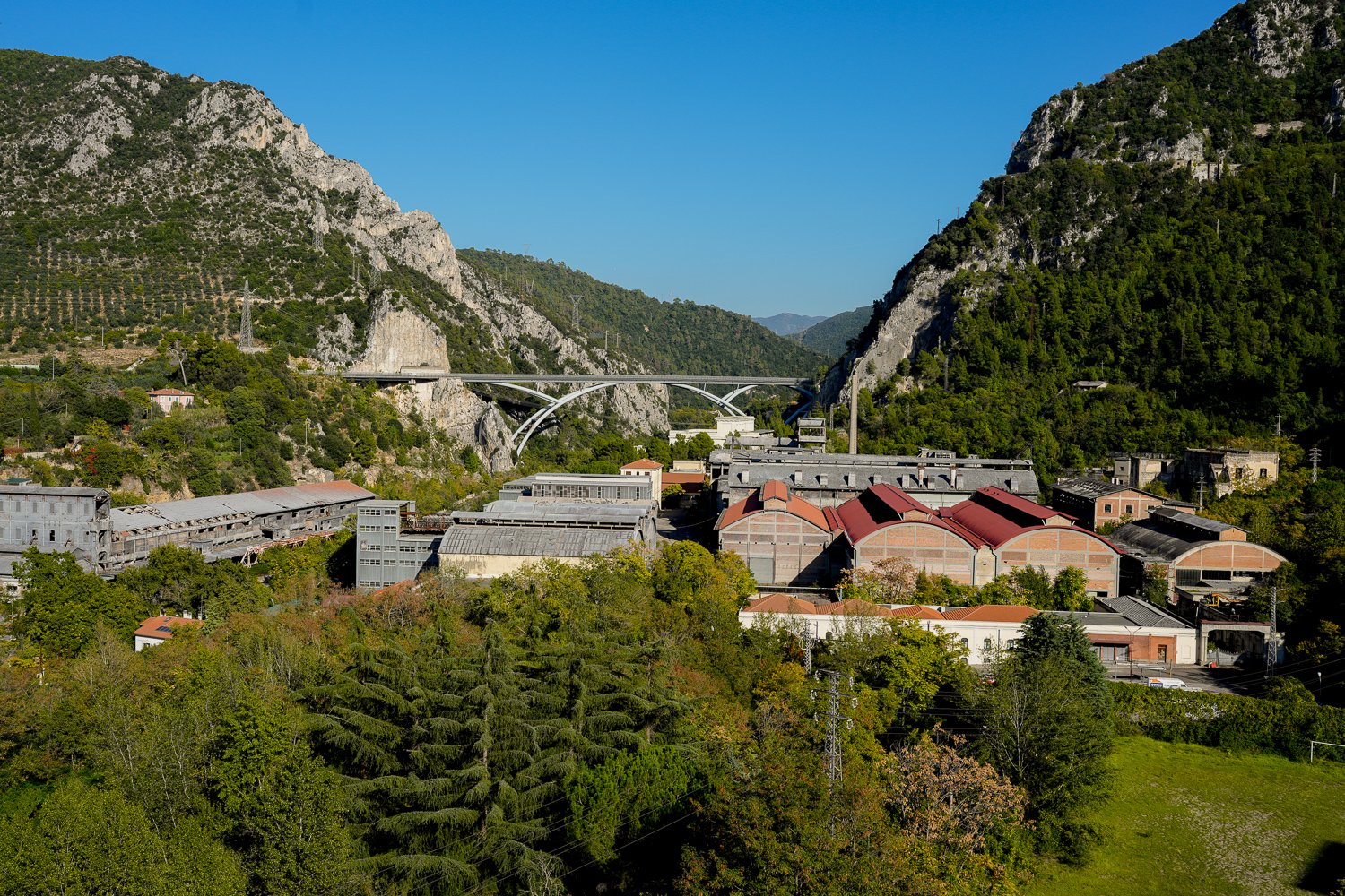  Veduta della fabbrica dal borgo di Papigno, della cava e delle condutture per la Centrale di Papigno.Papigno (Terni), 2022 
