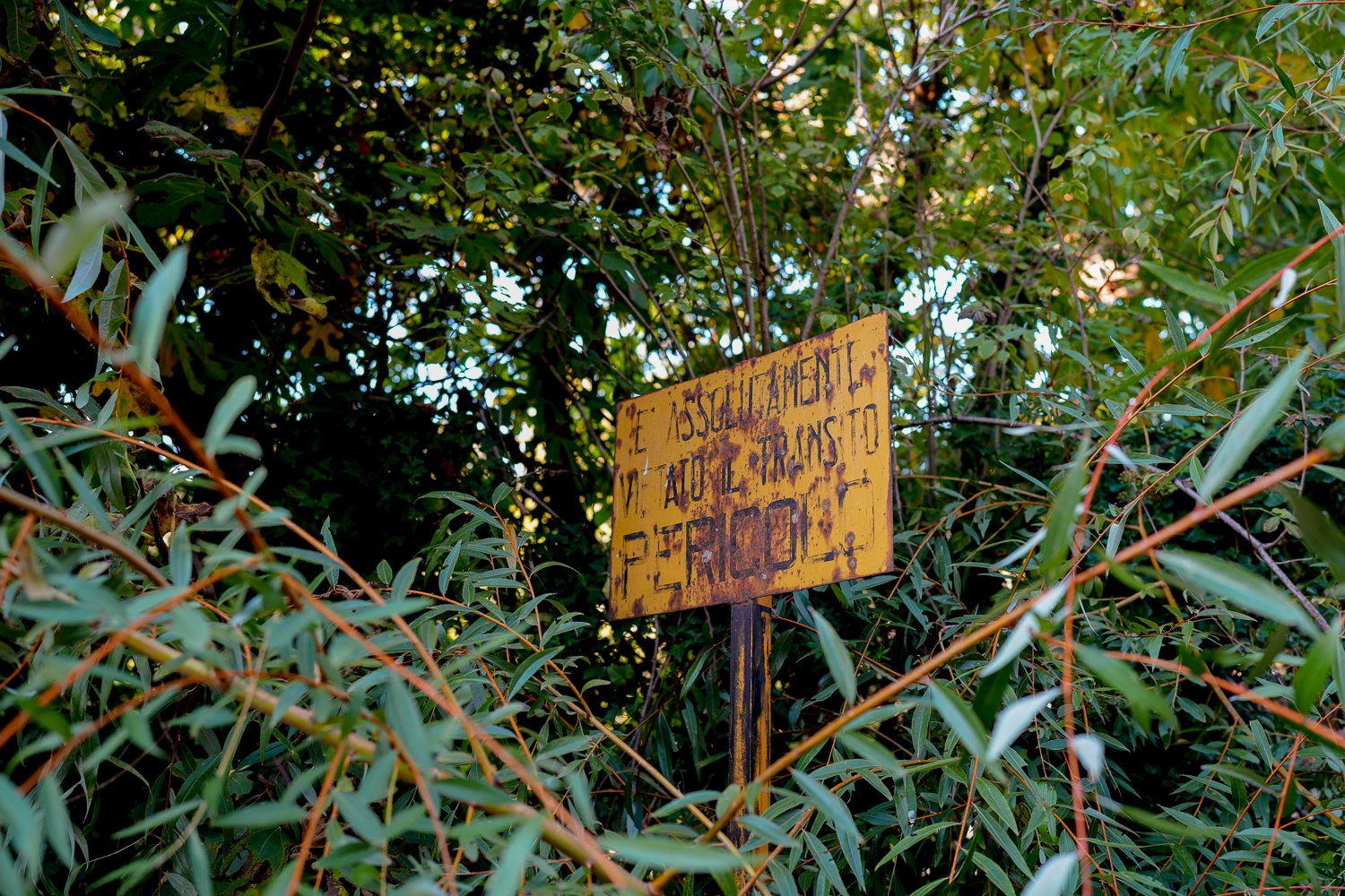  Vecchio cartello di pericolo nell’area sottostante l’ex stabilimento, considerata pericolosamente contaminata.Papigno (Terni), 2022 