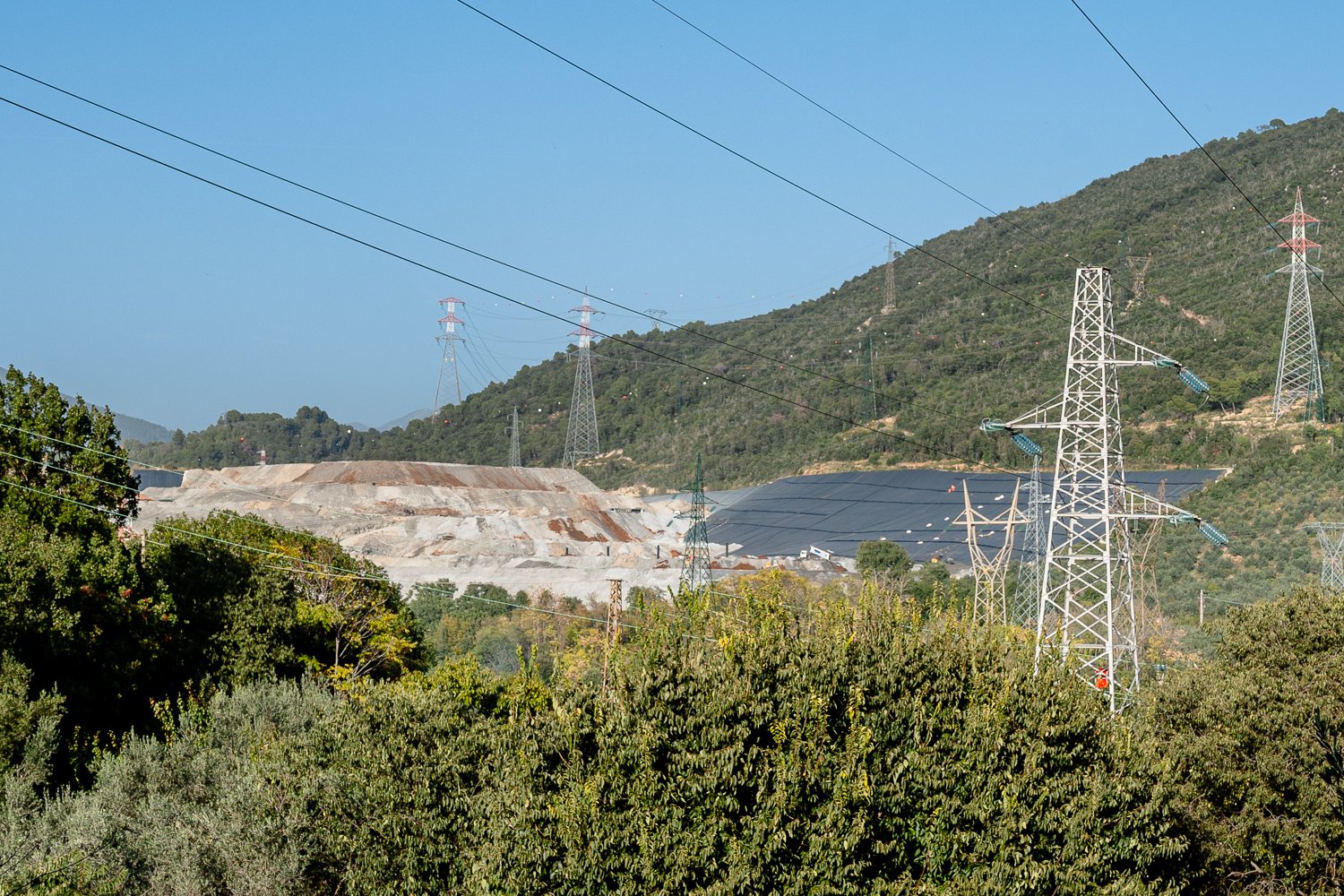  Vista sulla discarica di rifiuti speciali di tipo di B di Terni a Villa Valle ed il suo ampliamento visibile dal borgo di Papigno.Papigno (Terni), 2022 