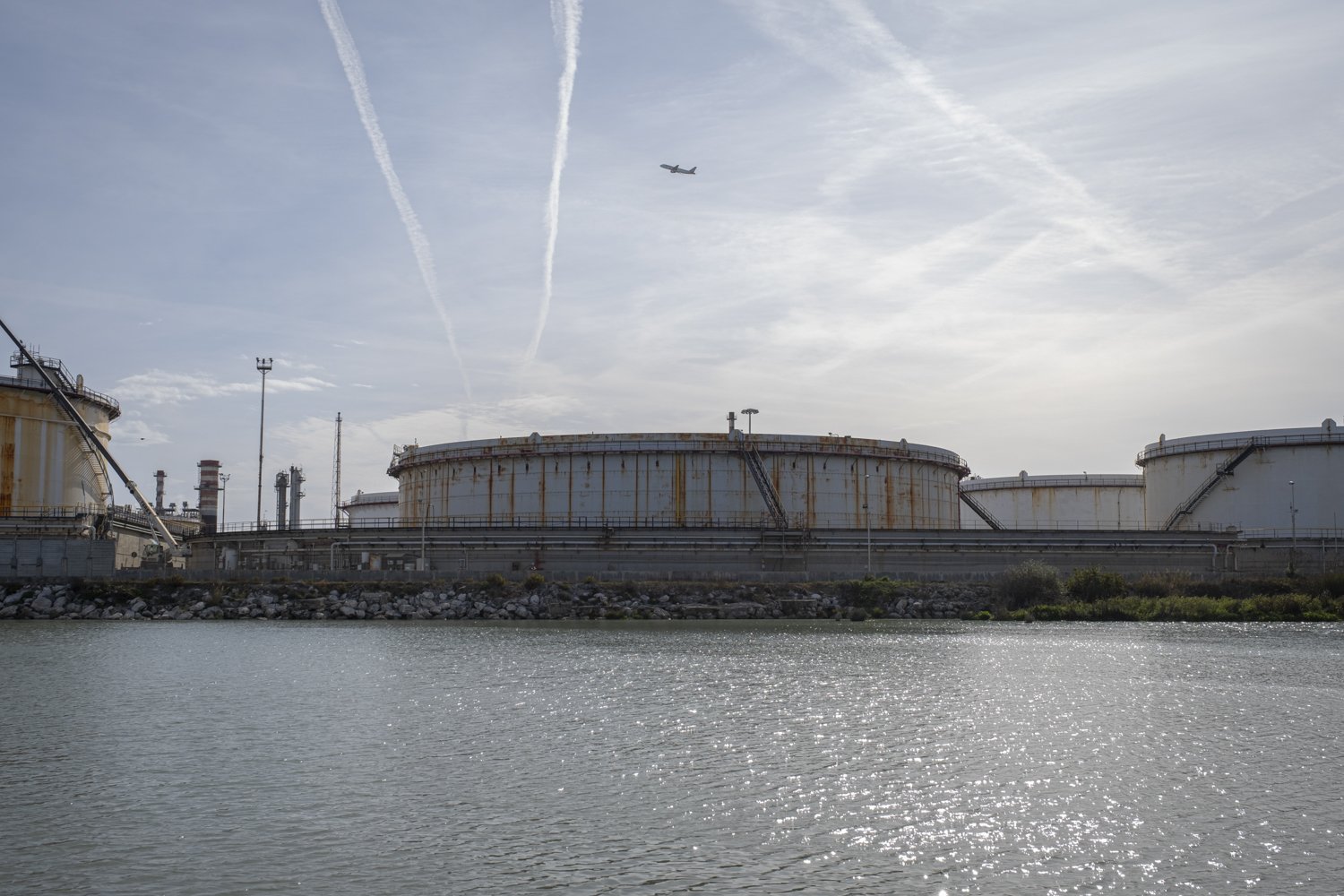  Vista sulla raffineria dal fiume Esino (lato nord). La raffineria sorge sulla direttrice dell’aeroporto di Ancona, in prossimità della Statale 16 Adriatica e viene attraversata dalla linea ferroviaria Ancona-Bologna. Falconara Marittima (Ancona), 20