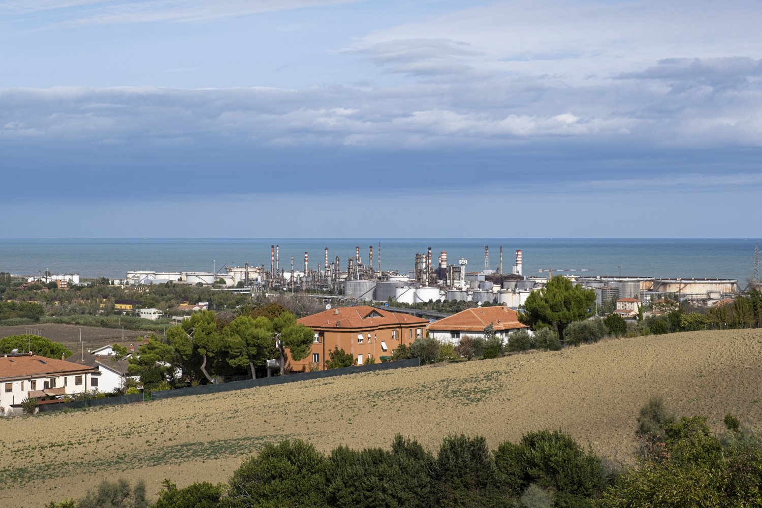  L’impianto petrolchimico API nel comune di Falconara Marittima. (Ancona), 2023. 