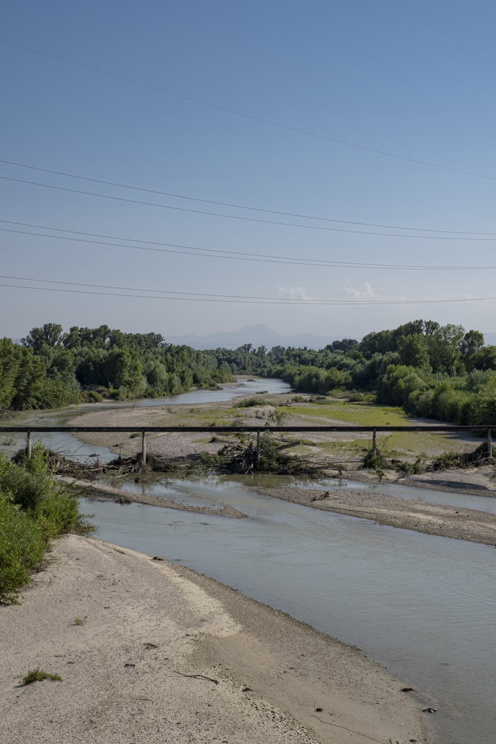  Il fiume Esino dalla biciclovia del Conero, a poche centinaia di metri di distanza dalla raffineria API.  Falconara Marittima (Ancona), 2023. 