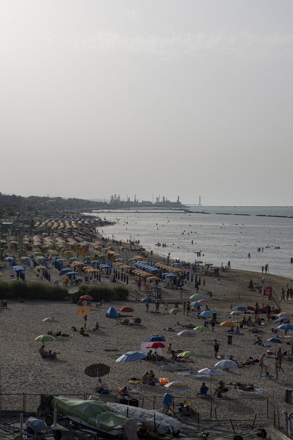  La spiaggia di Falconara Marittima vista dalla località di Torrette (Ancona), sullo sfondo la raffineria Api dal lato sud. Torrette (Ancona), 2023. 