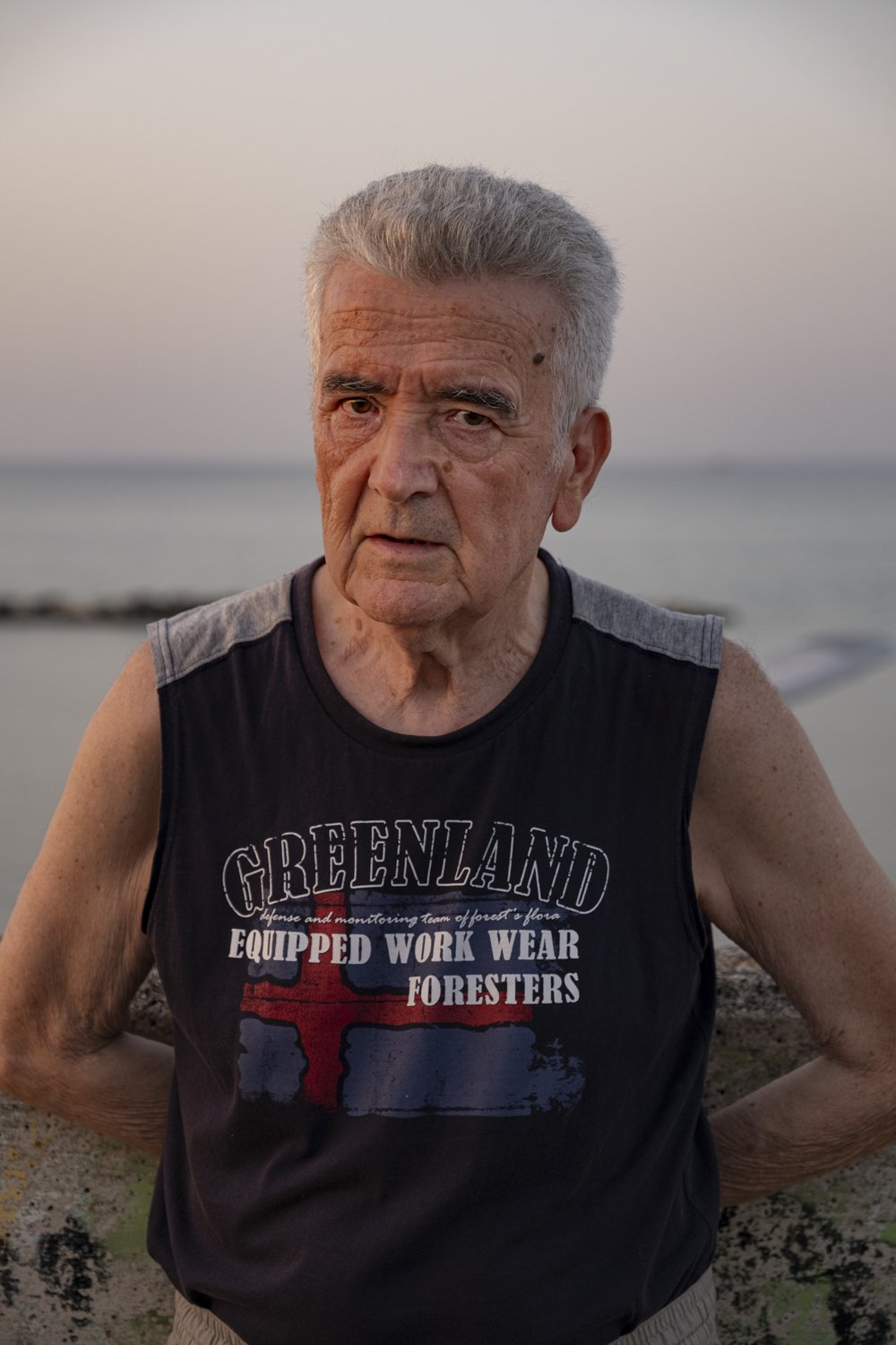  Eleuterio, residente a Falconara Marittima, intervistato in un pomeriggio d’estate mentre tornava a casa dal mare.  Falconara Marittima (Ancona), 2023. 