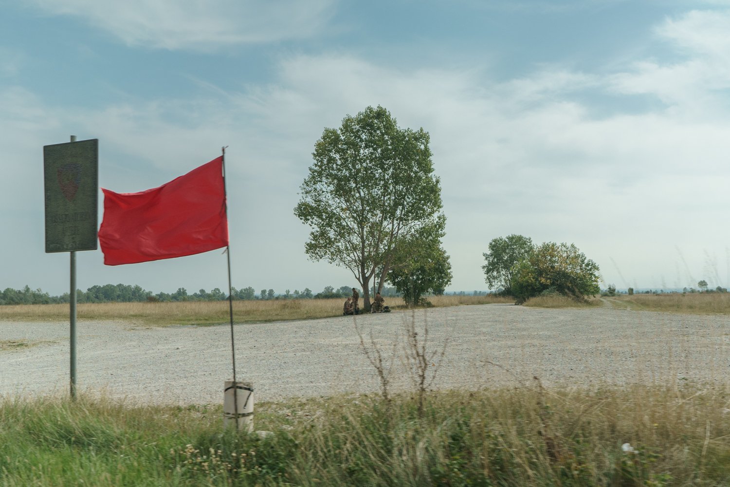  Esercitazioni in corso nel poligono Cellina-Meduna, segnalate all'ingresso del SIC Magredi da bandiere rosse. Vivaro (Pordenone), 2023. 