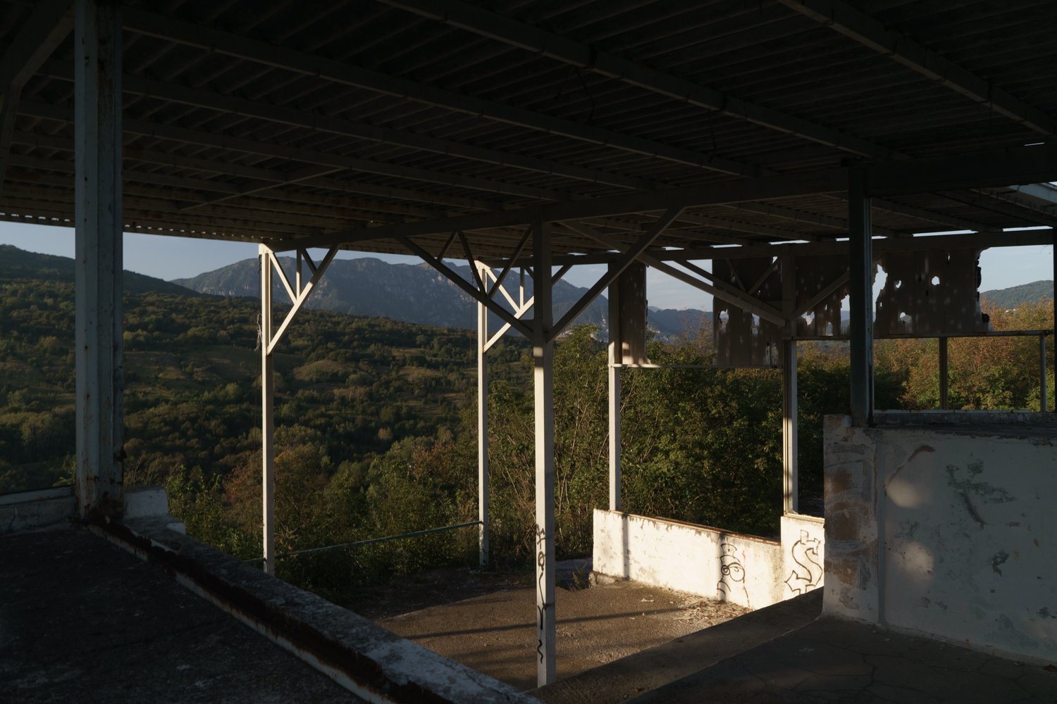  Osservatorio Tigre nell'ex poligono del Ciaurlec. Castelnovo del Friuli (Pordenone), 2023.Attivo dagli anni Sessanta e abbandonato dai primi anni Novanta, era il secondo poligono più grande d’Italia. Parte del monte, che è zona SIC, è ancora oggi in