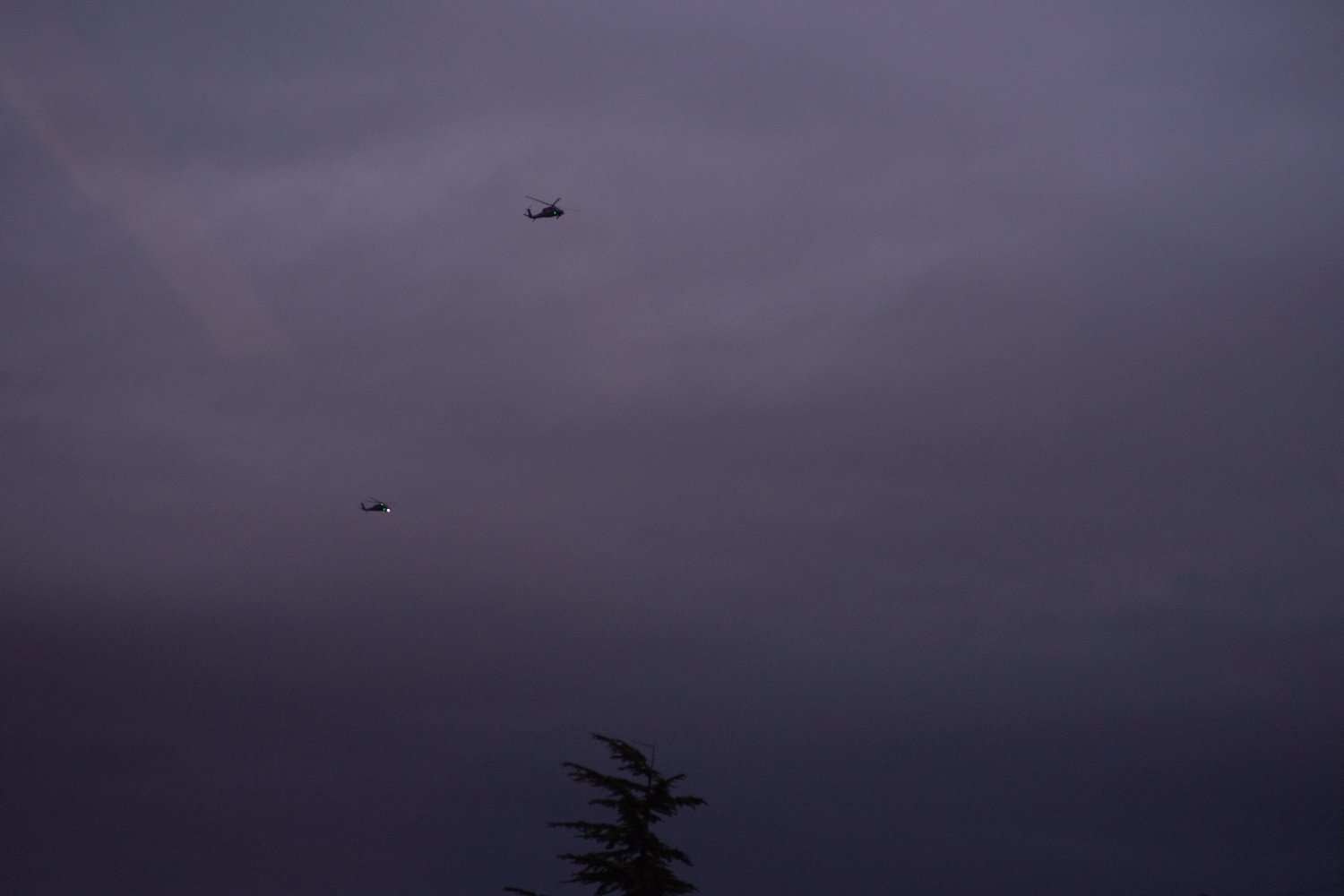  Elicotteri militari sorvolano Cordenons (Pordenone), 2023. La presenza dei poligoni in provincia e la base aeronautica NATO di Aviano fanno sì che ci sia un continuo movimento di elicotteri e caccia militari. 