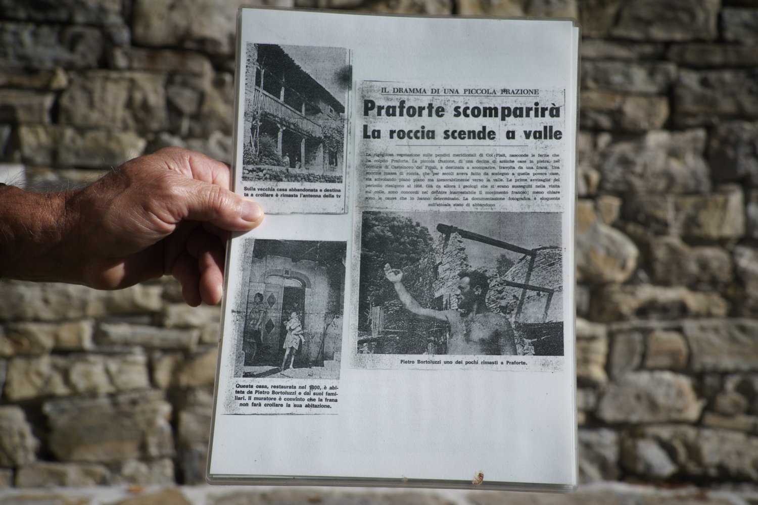  Articolo di giornale riporta la notizia dell’ordine di sgombero del borgo di Praforte avvenuto negli anni Sessanta. Praforte (Pordenone), 2023.Il borgo di Praforte, località di Castelnovo del Friuli, si trova sulle pendici orientali del Monte Ciaurl