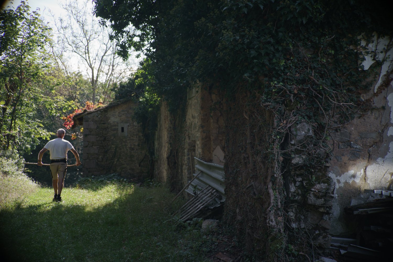  Marino, ex abitate di Praforte, cammina tra le vie del borgo abbandonato di Praforte. Castelnovo del Friuli (Pordenone), 2023. 