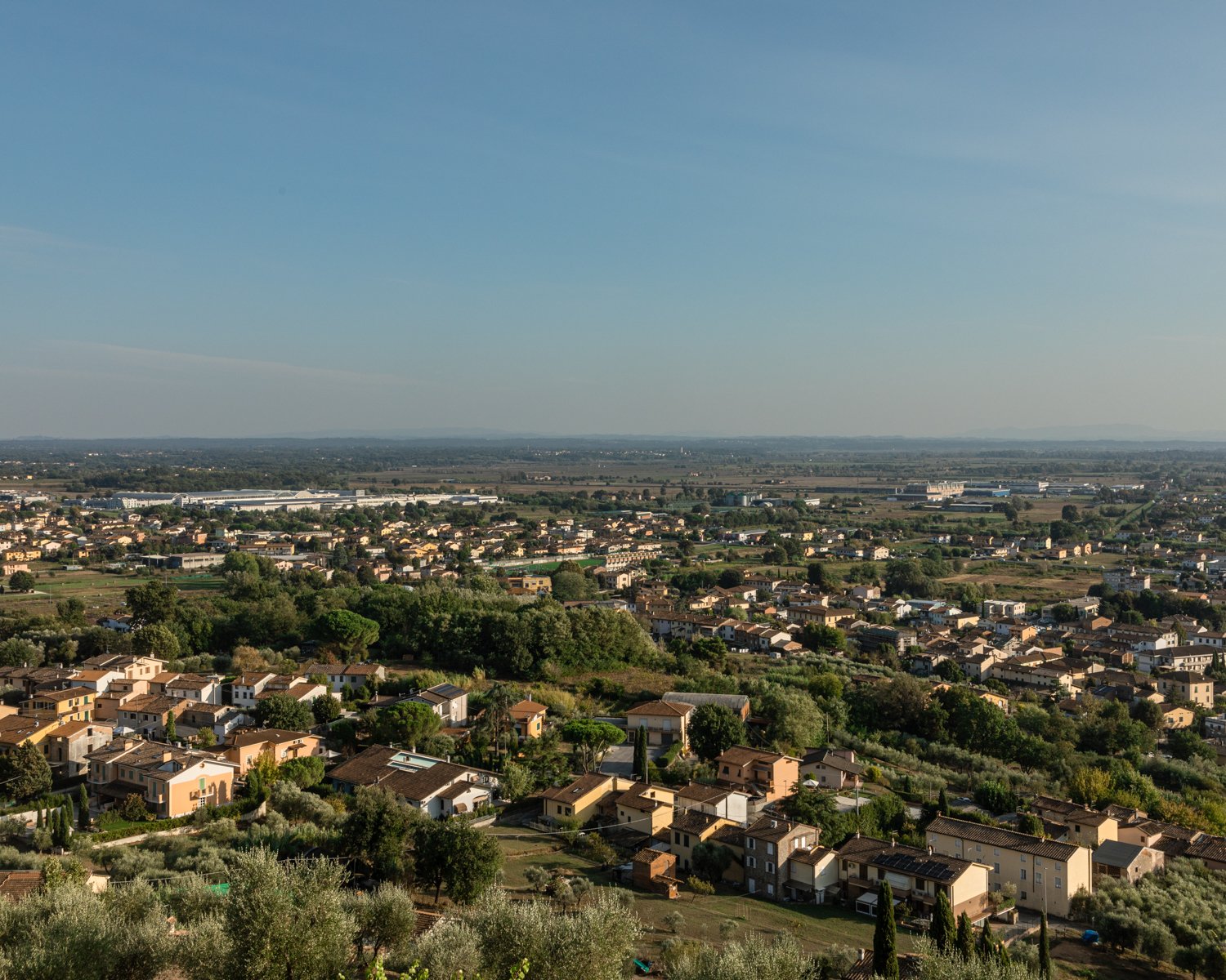  Veduta dalla località La Torretta del paese di Porcari e delle cartiere nella piana soprannominata Padule. Porcari, (Lucca), 2023.  