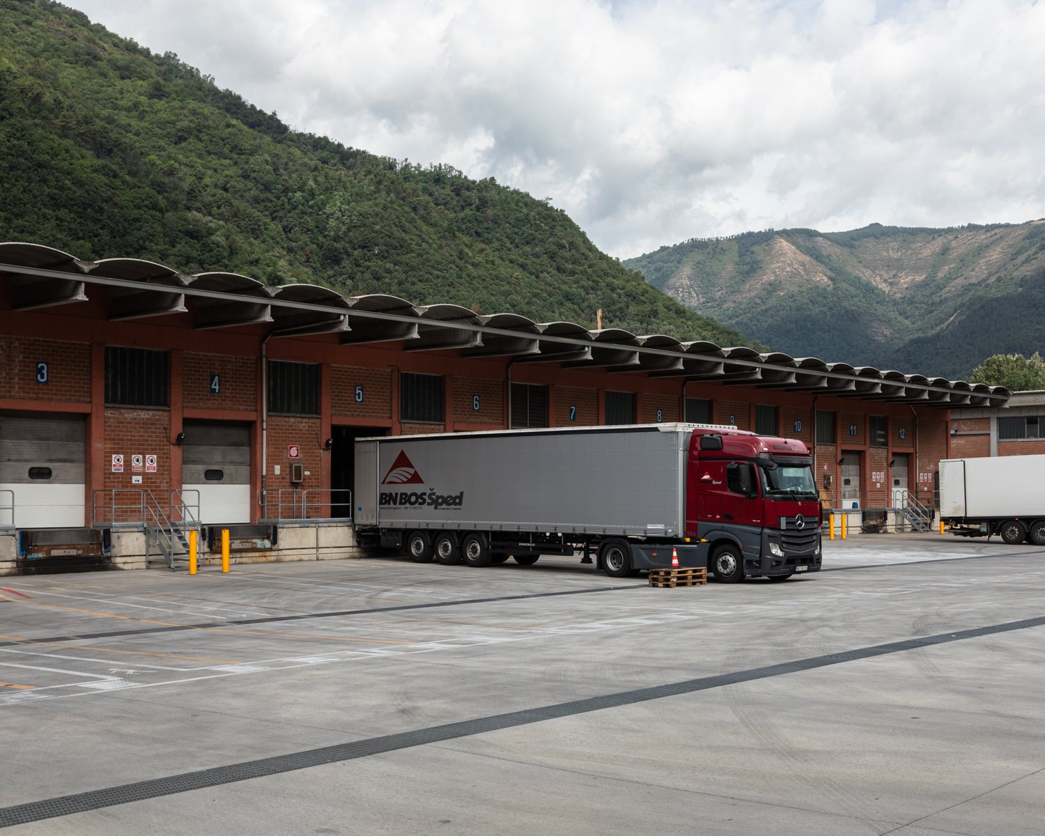  Camion dell’azienda Lucart accostato ad una delle baie di carico e scarico che consentono di ottimizzare il flusso delle merci. Diecimo (Lucca), 2023. 