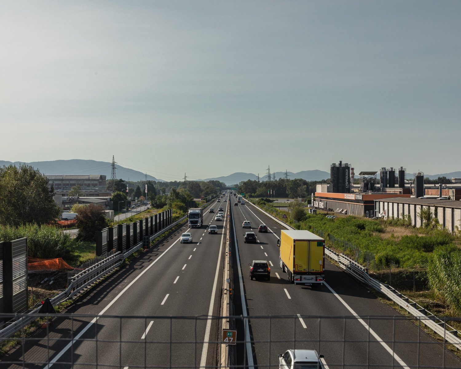  L’autostrada A11 Firenze-Mare, la seconda autostrada costruita in Italia nel 1933, attraversa qui, tra le uscite autostradali di Capannori e Lucca Est, la zona delle cartiere lucchesi. Porcari (Lucca), 2023.Nella seconda metà del Novecento molte fab