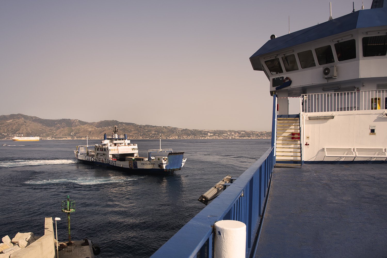  Navigazione delle caronti, traghetti di trasporto pubblico attivi sullo stretto, Porto di Villa San Giovanni (Reggio Calabria), 2023. 