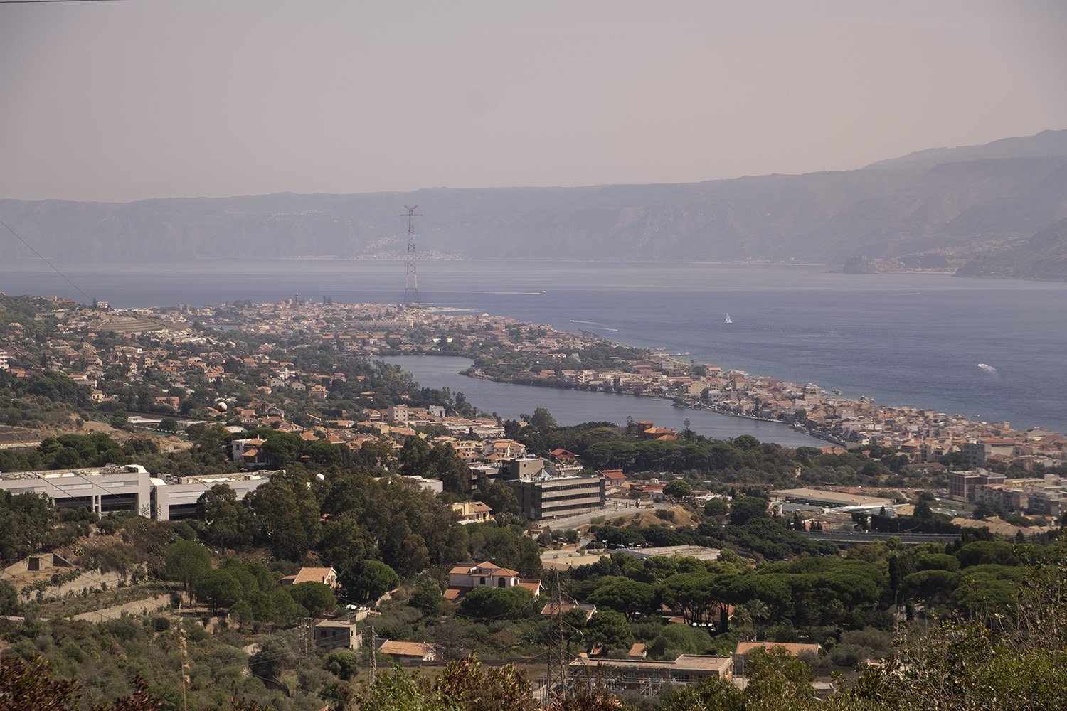  Vista dello stretto di Messina e del lago di Ganzirri da Farisusu (Messina), 2023. 
