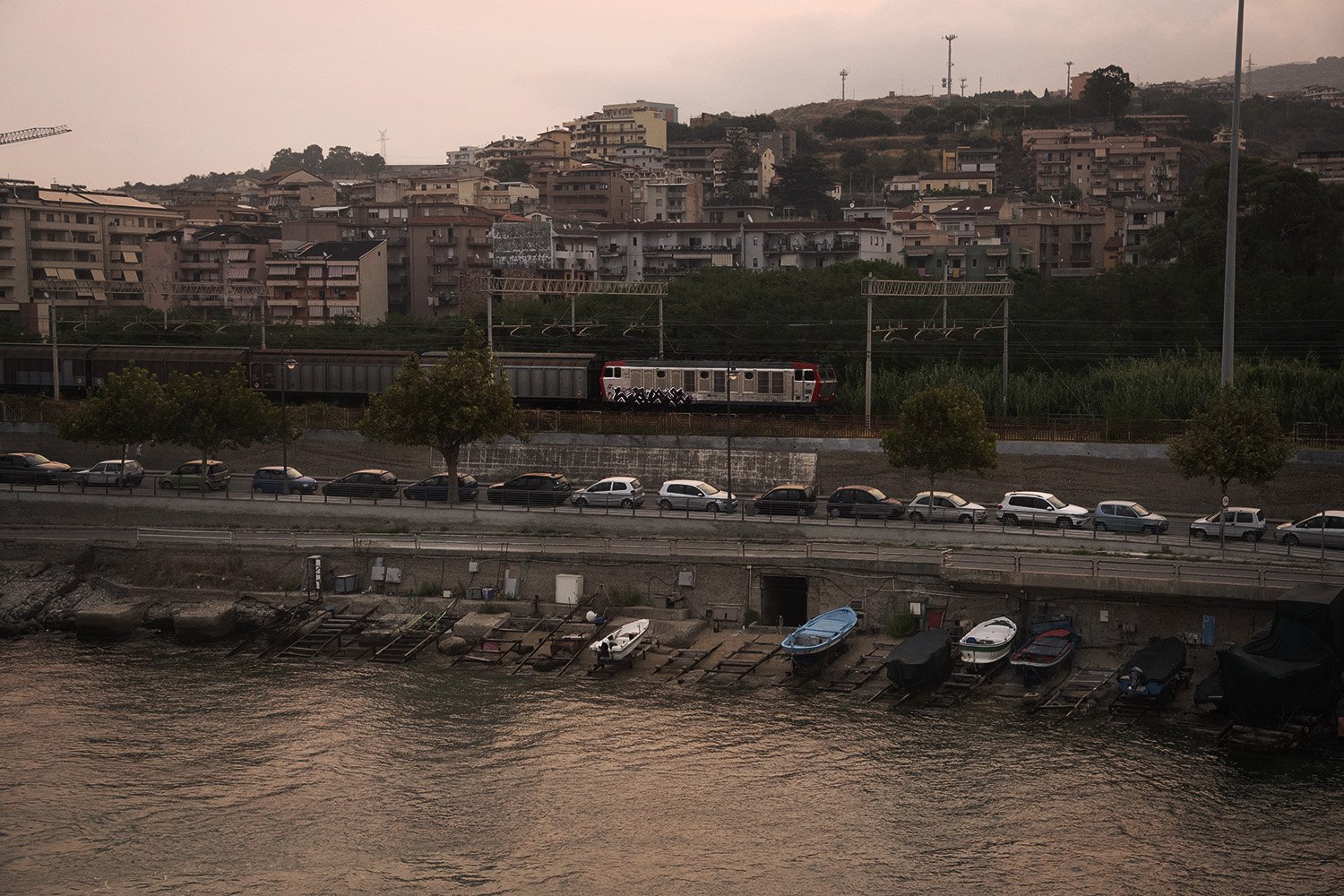  Linea ferroviaria con un unico binario, nella tratta di circa 90 chilometri Messina-Palermo. Messina 2023.La popolazione ne contesta l’obsolescenza.  