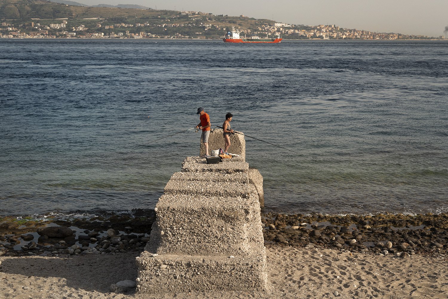  Pescando sulla costa di Torre Faro, Messina 2023. 