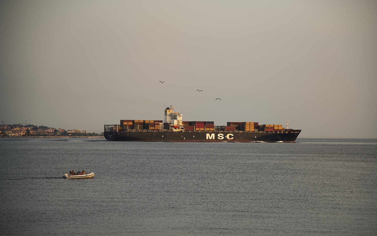  Nave portacontainer che attraversa lo stretto. Costa di Torre Faro, Messina 2023.L’altezza di questa tipologia di nave non ne permetterà il passaggio sotto il ponte; sarà quindi costretta a circumnavigare l’isola.  