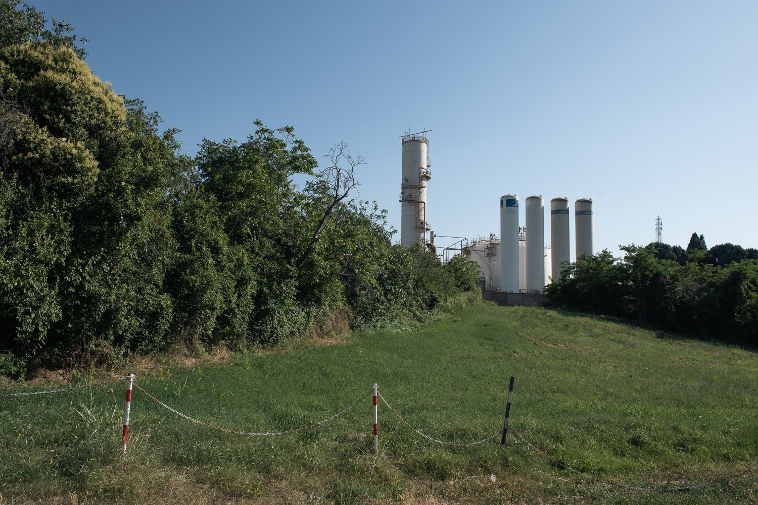  Stabilimenti dell’acciaieria da via dei Forgiatori.Quartiere Prisciano, Terni (Terni), 2023. 