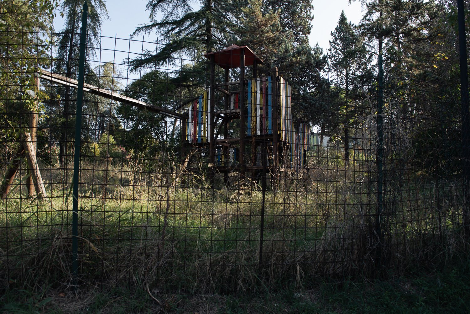 l parco Rosselli, tra due scuole dell’infanzia e a ridosso del torrente Serra, è stato chiuso nel 2015 dopo la caduta, causata dal vento forte, di alcuni alberi. In seguito all’analisi del terreno è stata riscontrata la presenza di scorie di lavoraz