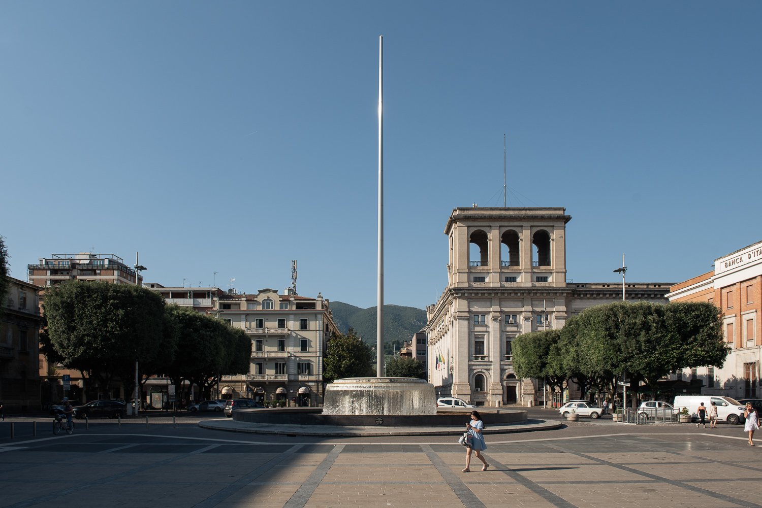  La fontana dello Zodiaco in piazza Cornelio Tacito.Terni (Terni), 2023.La stele di 24 metri della fontana dello Zodiaco, realizzata nel 1936 su progetto di Mario Ridolfi e con mosaici di Corrado Cagli e ricoperta di acciaio inossidabile prodotto dal