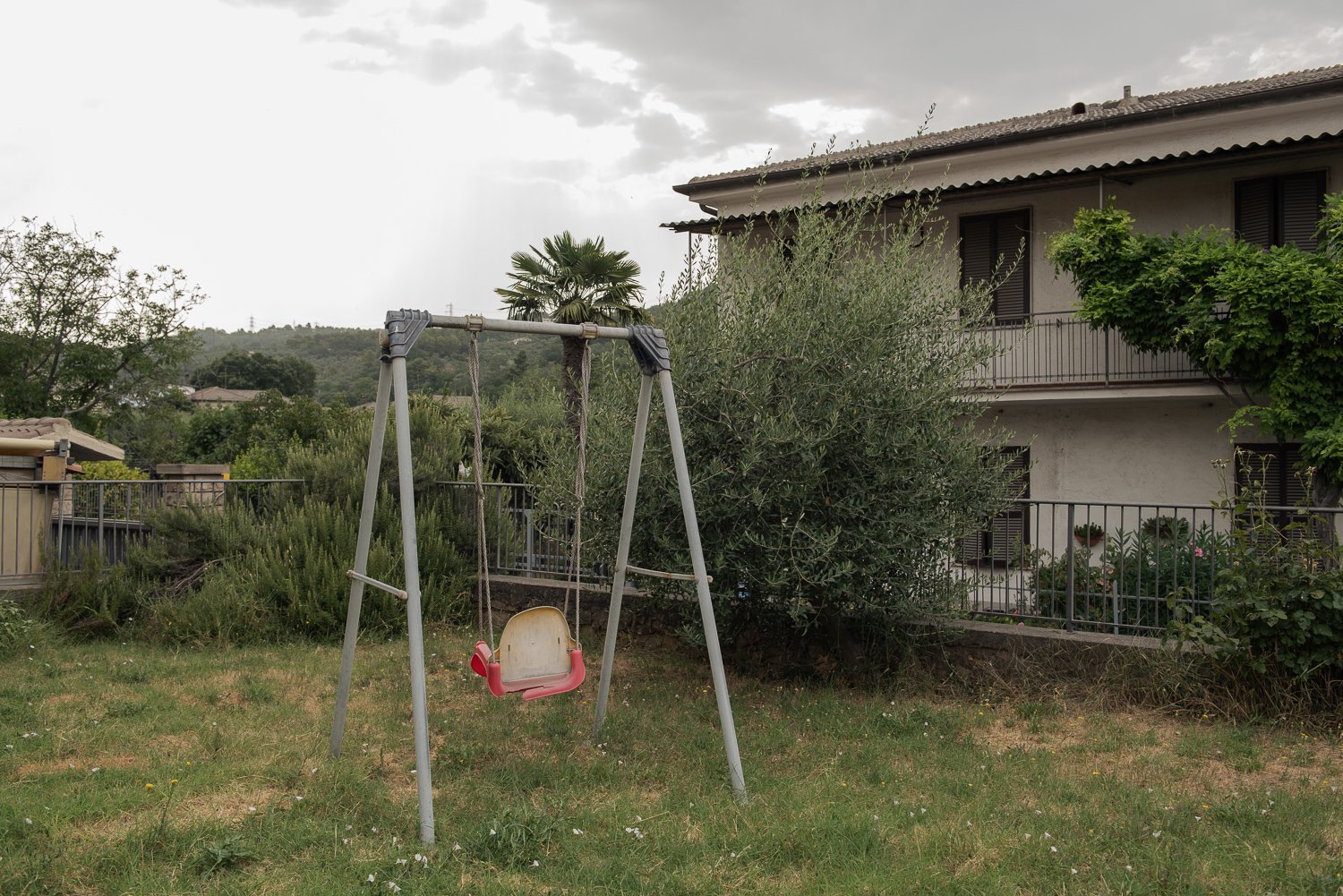  Altalena nel giardino incolto di una casa.Quartiere Prisciano, Terni (Terni), 2023. 