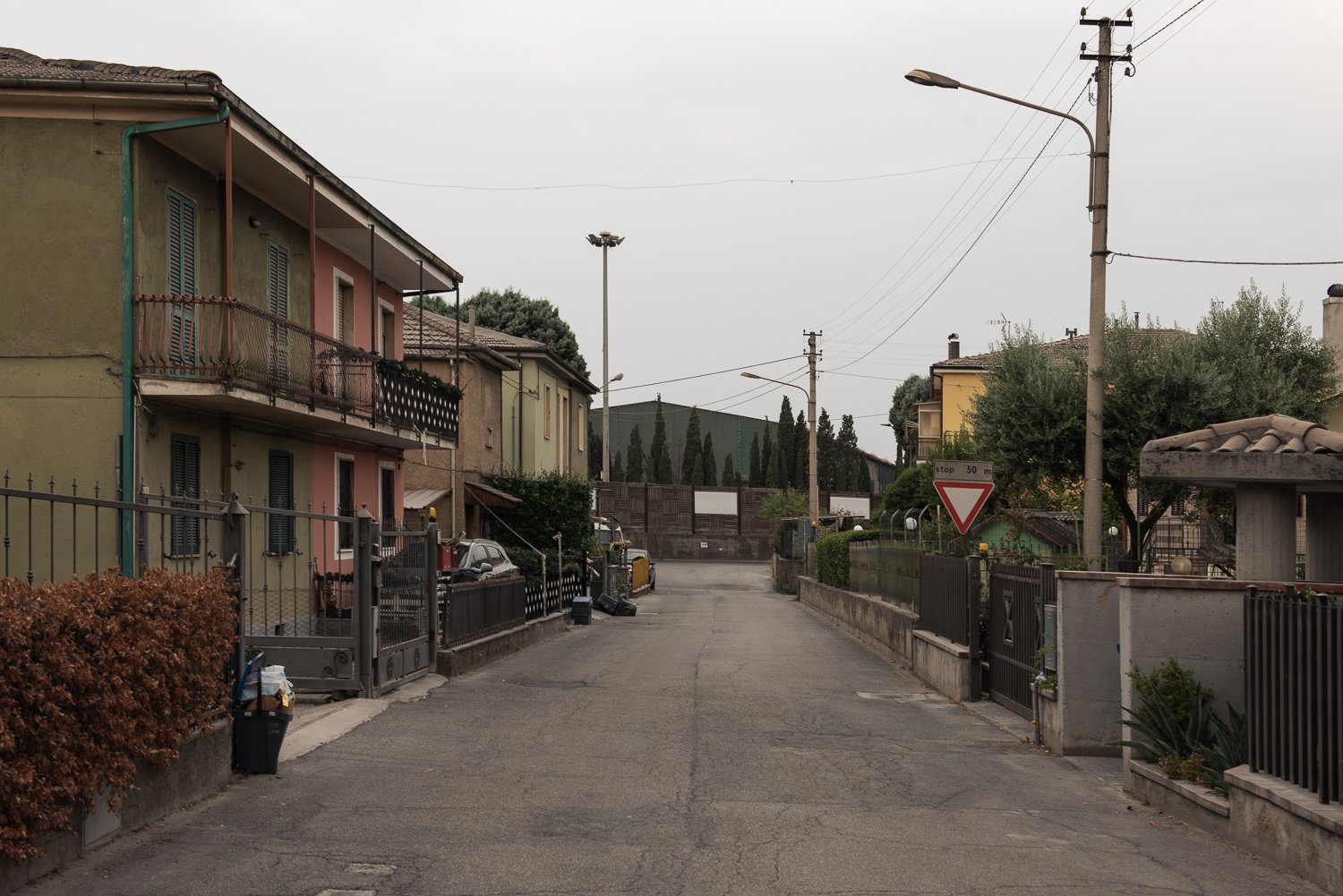  Gli impianti dell’acciaieria visti da via dell’Industria nel quartiere Prisciano.Terni (Terni), 2023. 