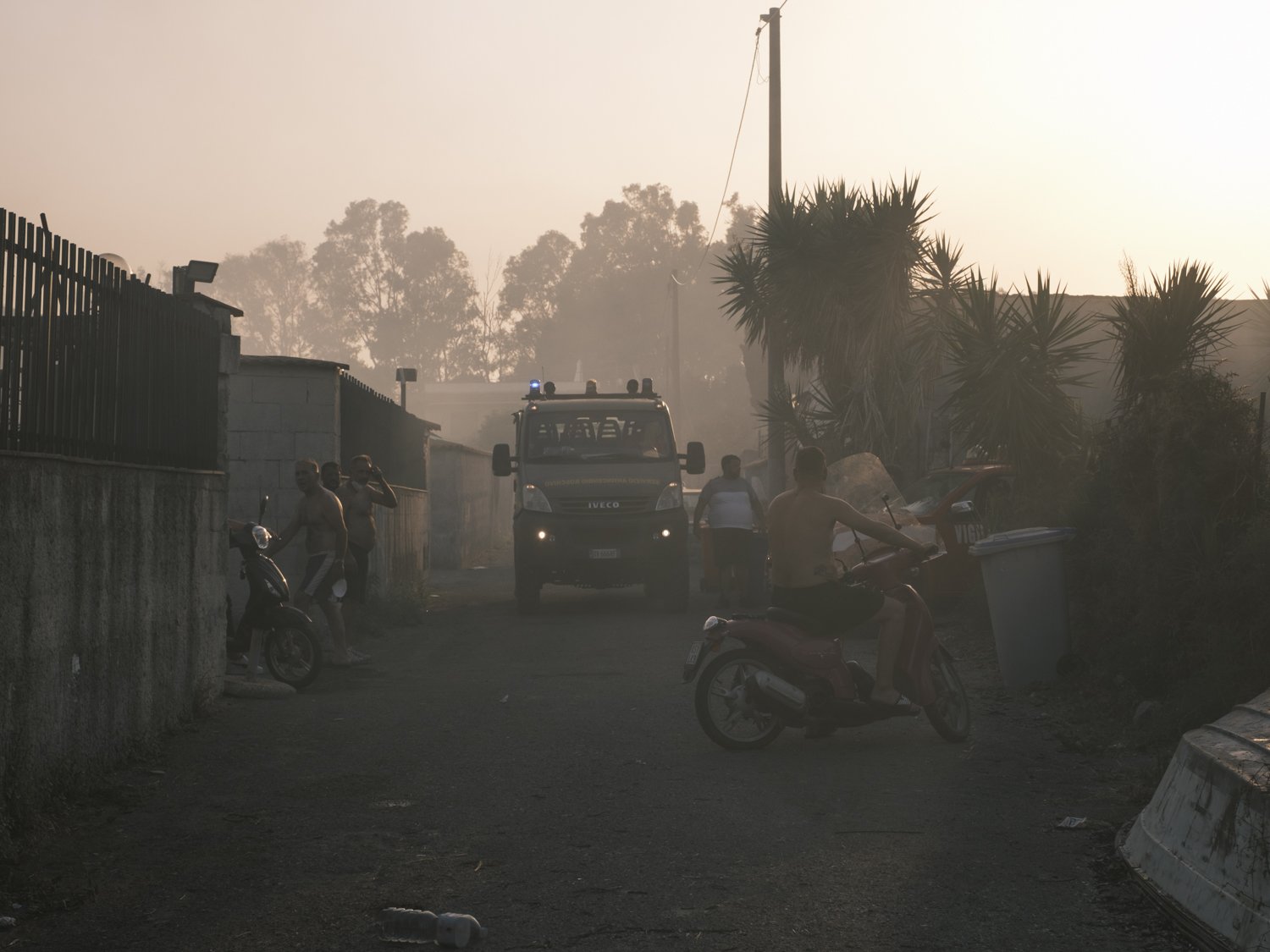  Gli incendi nell’area protetta dell’Oasi del simeto, hanno colpito anche centri abitati, come il VillaggioAzzurro. Qui alcuni residenti dopo l’intervento della guuardia forestale. 