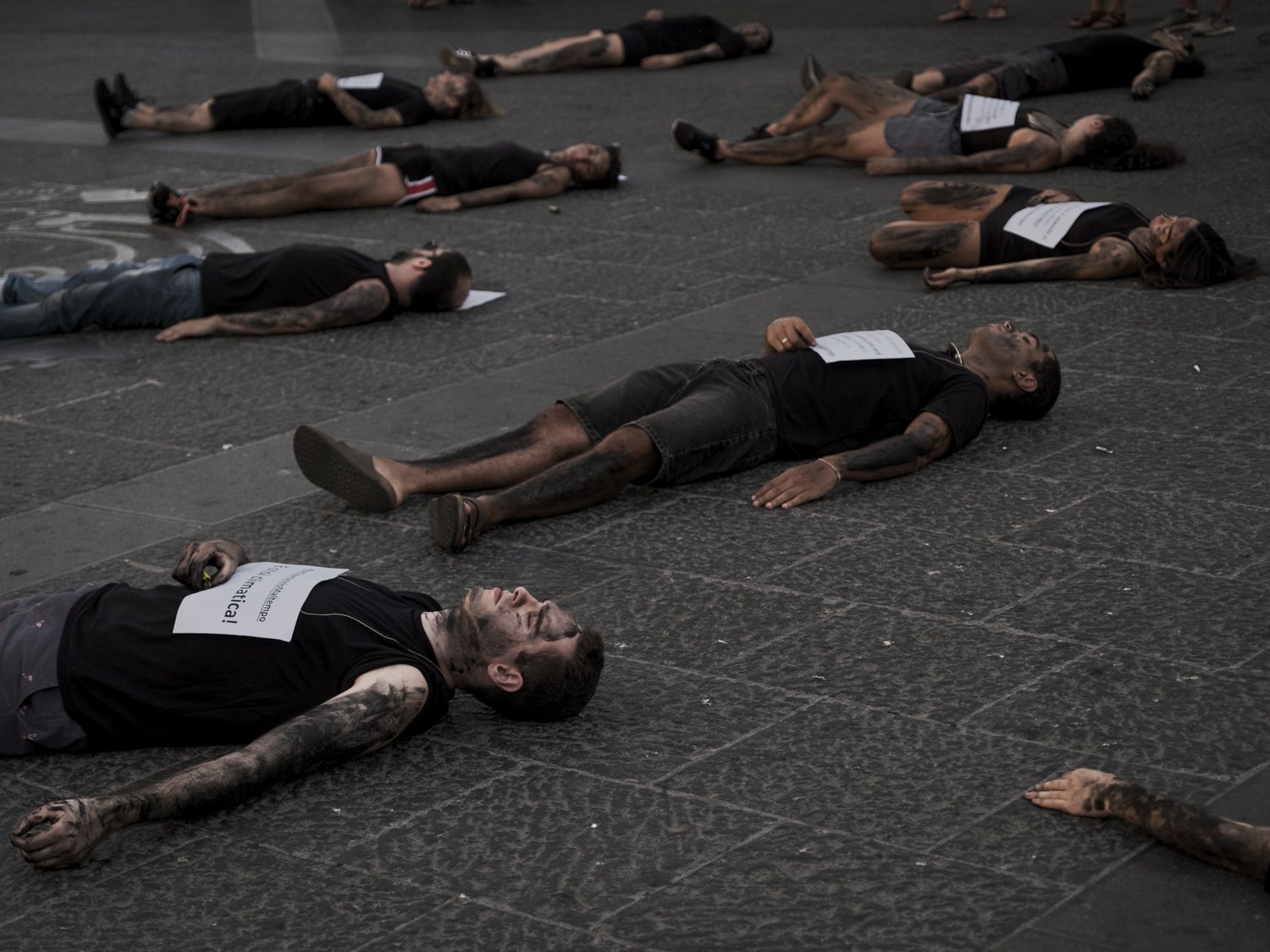  Attivisti di Fridays For Future durante un die-in: rappresentano le morti passate, presenti e futuredovute agli incendi e alla crisi climatica. 