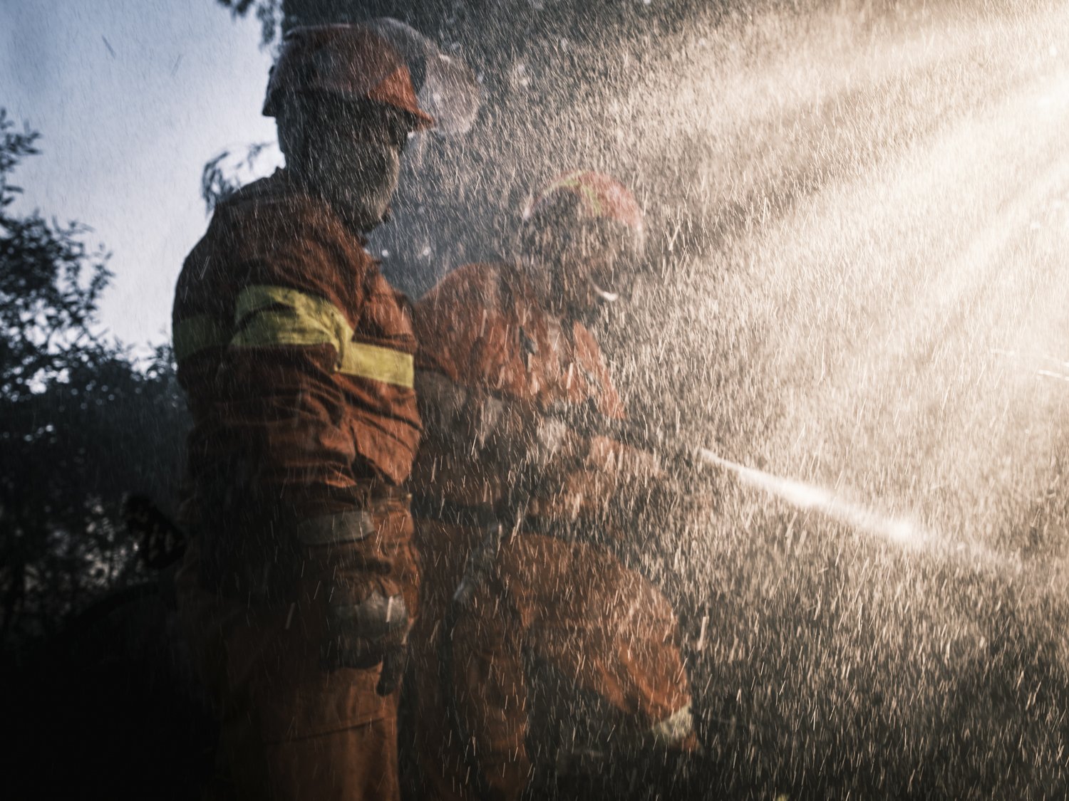  Intervento di due agenti del corpo forestale durante l’incendio nel bosco adiacente allezone abitate del Villaggio Ippocampo di Mare, in zona plaia, Catania. 30 luglio 2023. 