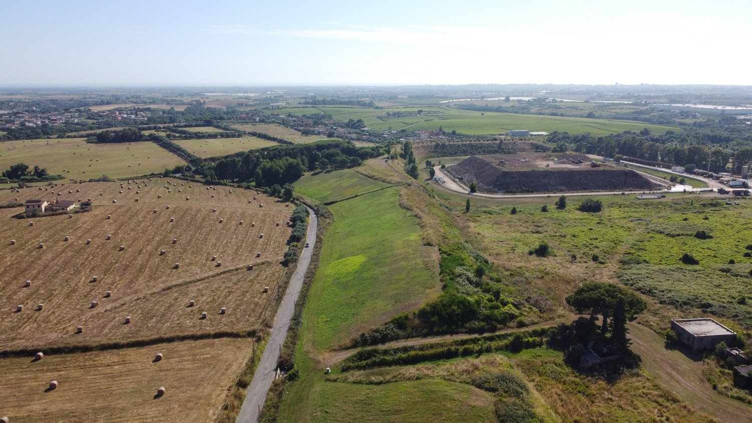  Veduta con drone della discarica di Roncigliano dal versante sud-est. In primo piano il VII invaso da 8mila metri cubi di rifiuti e sullo sfondo il Villaggio Ardeatino. Albano Laziale (Roma) 2023 