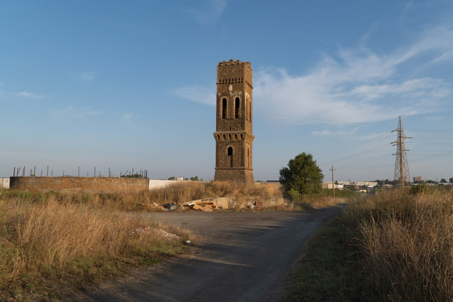  Torre Fausta, una delle due torri erette intorno per il controllo del territorio, oggi in stato di abbandono nell’area industriale di Santa Palomba (Roma) 2023. 